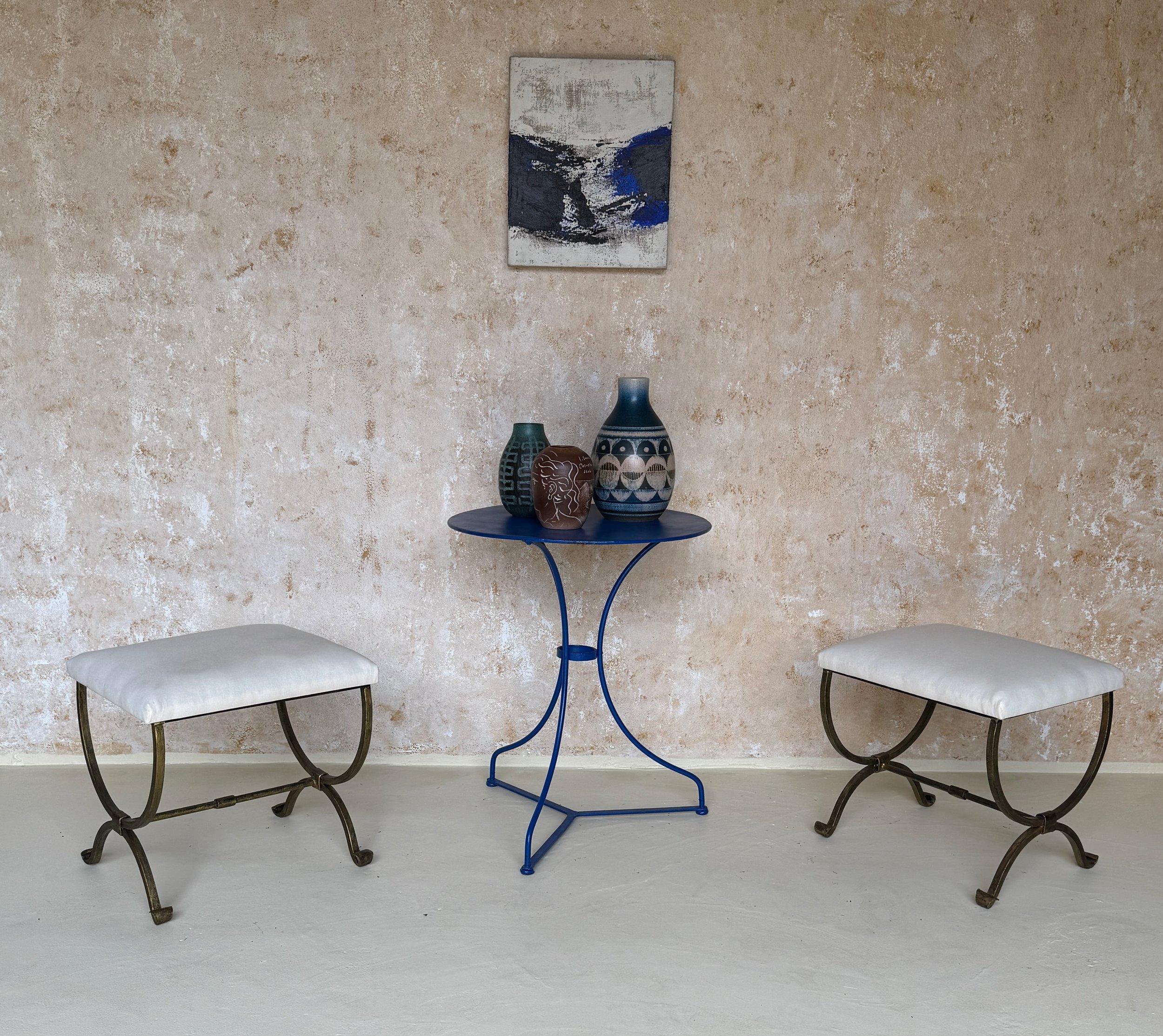 Mid-Century moderno Coppia di piccole panche in ferro dorato spagnolo forgiato a mano in mussola in vendita