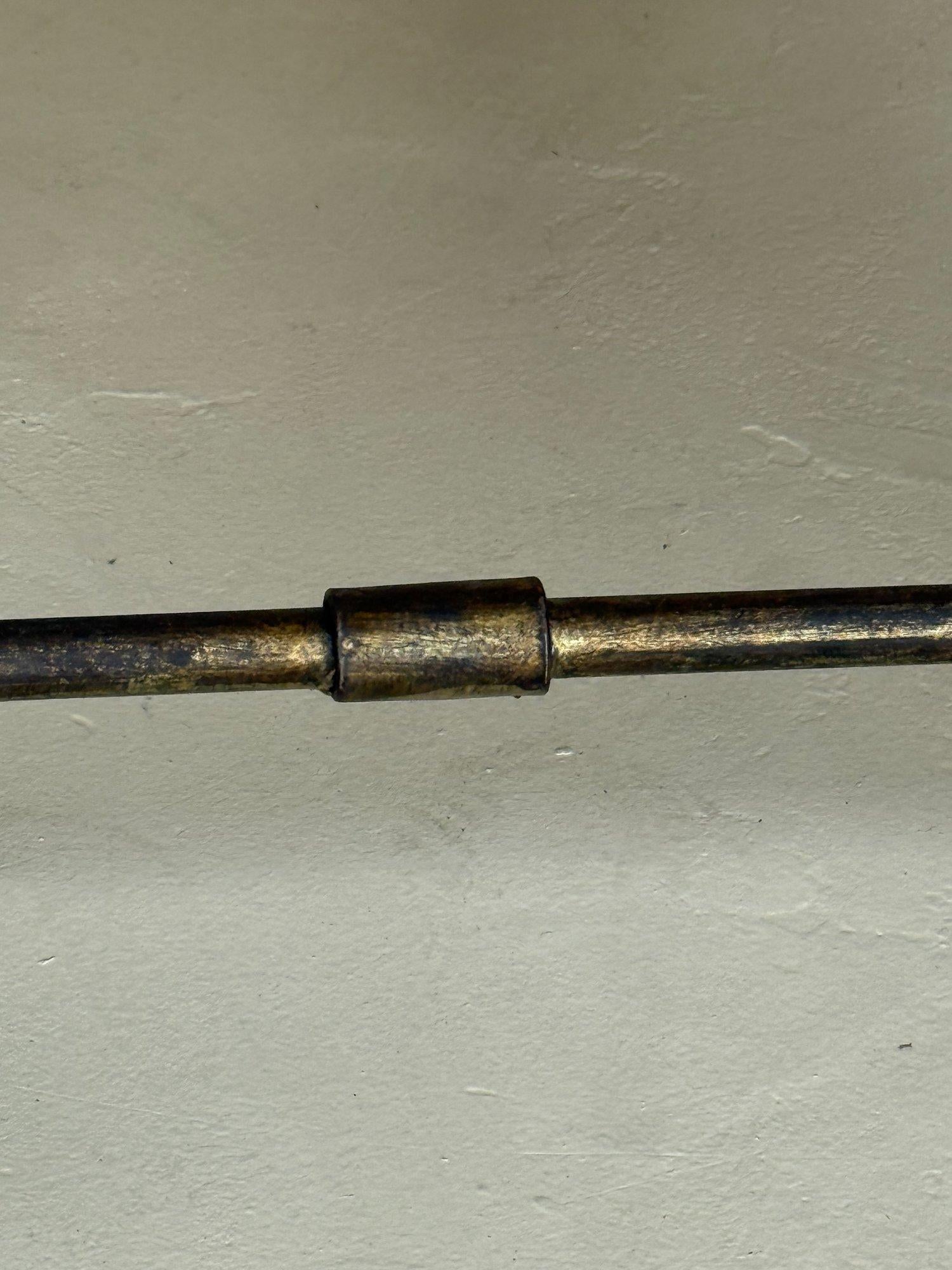 Ferro Coppia di piccole panche in ferro dorato spagnolo forgiato a mano in mussola in vendita