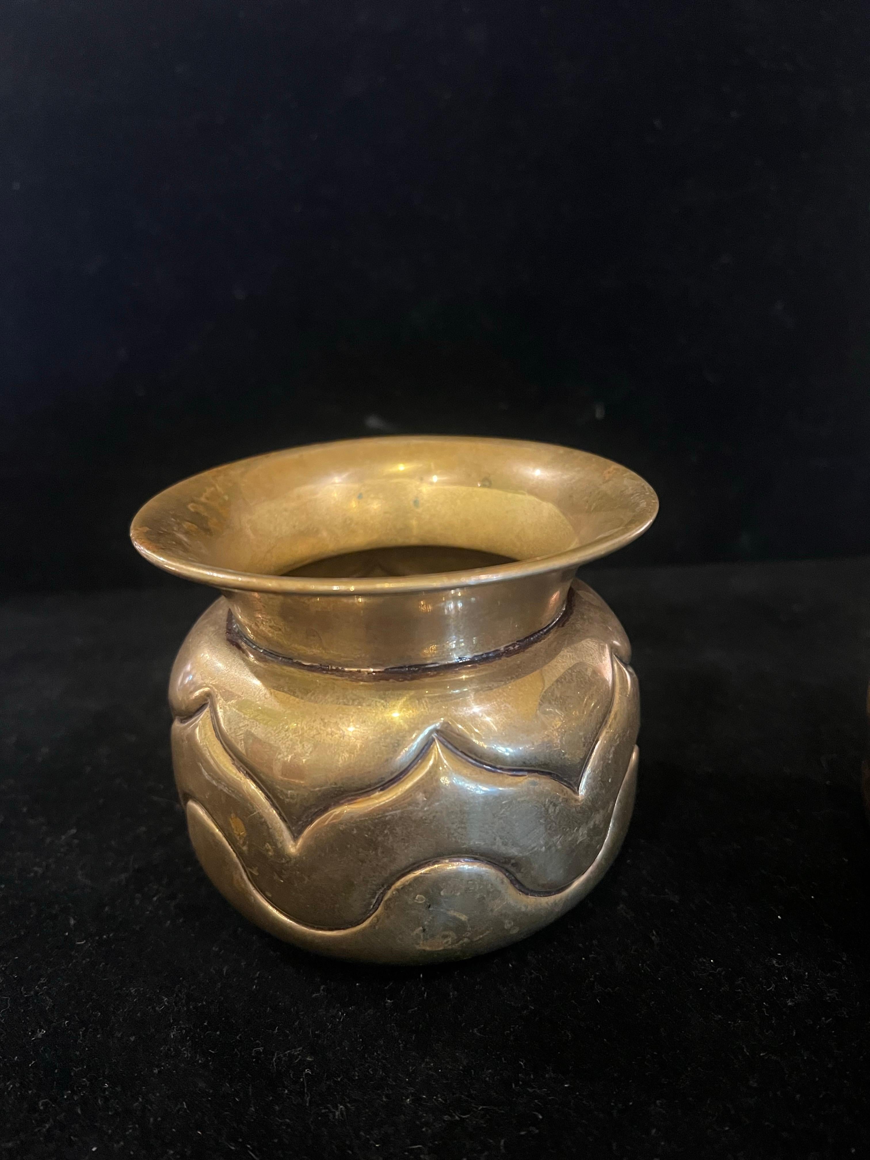 Coppia di vasi decorativi in ottone martellato degli anni '70 in Messico, una coppia è alta 4,5