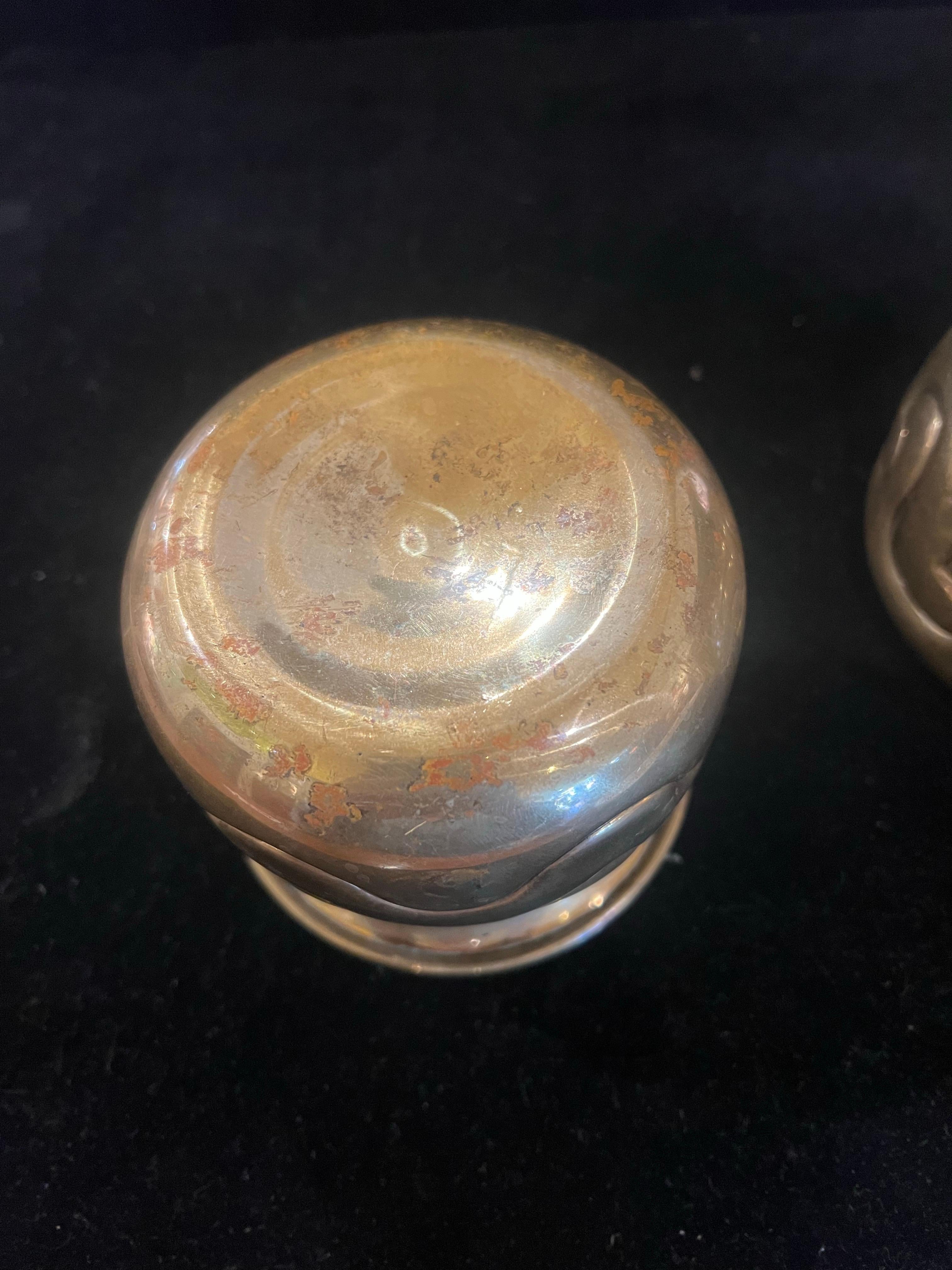 Messicano Coppia di piccoli vasi decorativi in ottone martellato a mano, urne anni '70 Messico in vendita