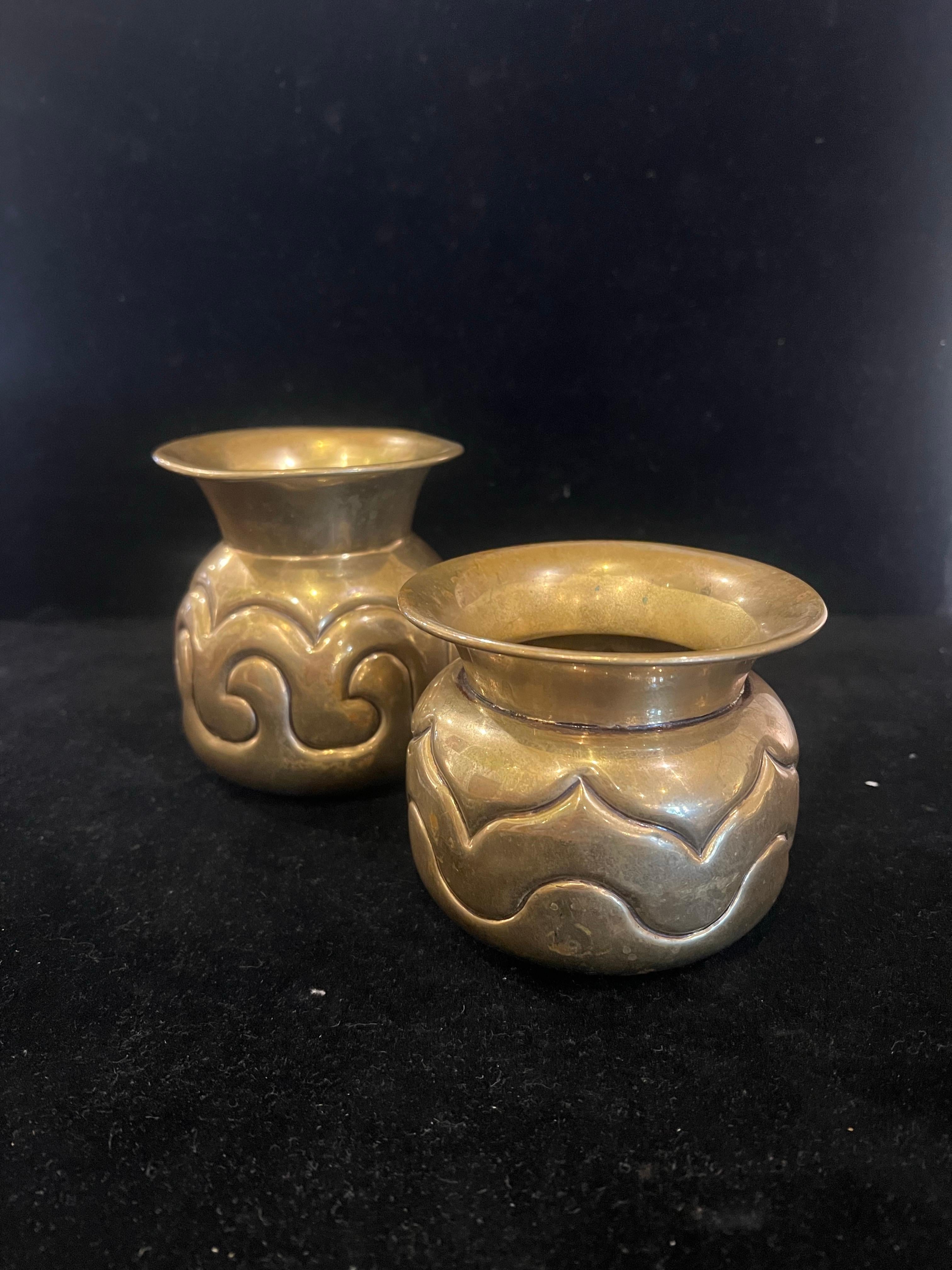 Coppia di piccoli vasi decorativi in ottone martellato a mano, urne anni '70 Messico In condizioni buone in vendita a San Diego, CA