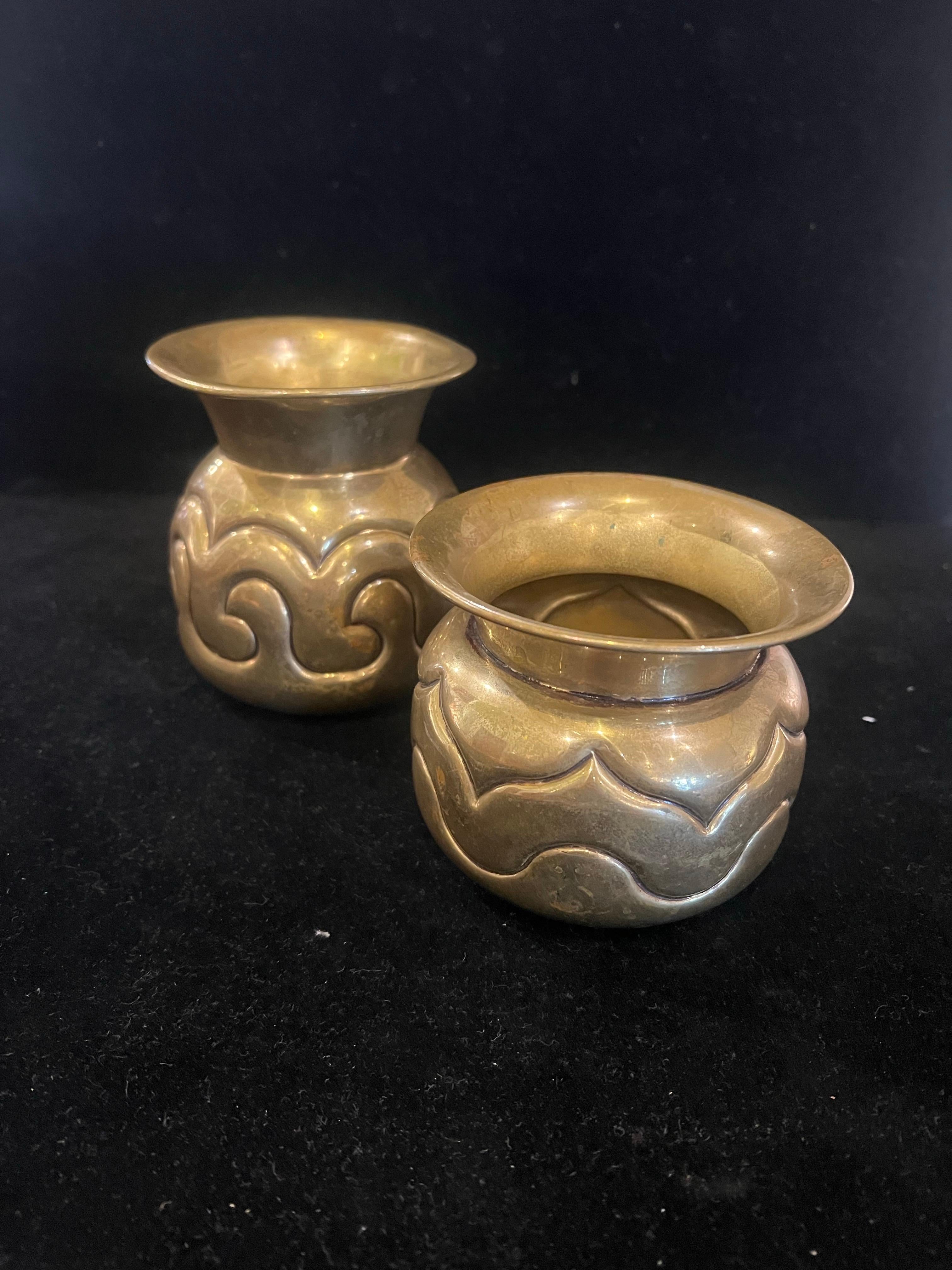 XX secolo Coppia di piccoli vasi decorativi in ottone martellato a mano, urne anni '70 Messico in vendita