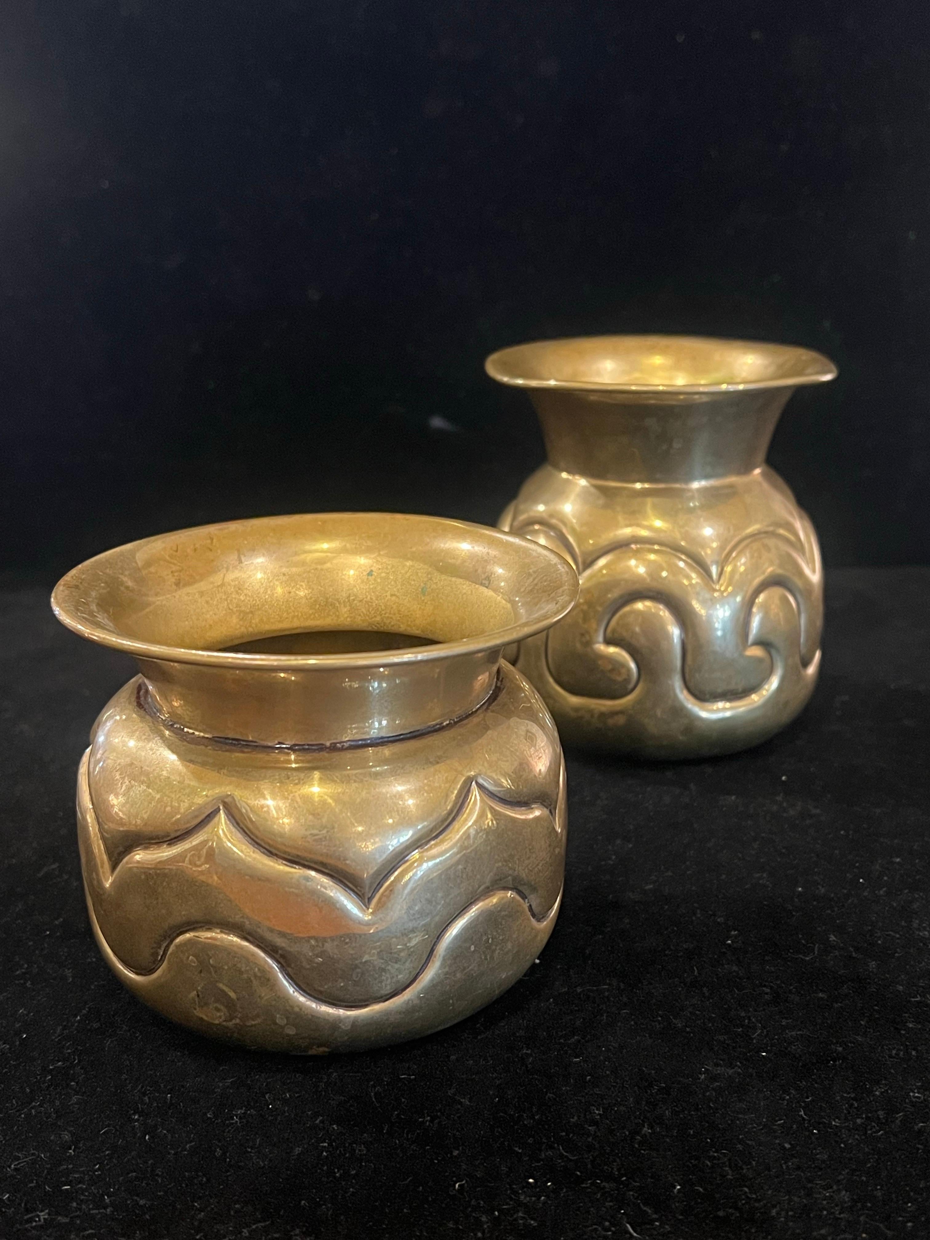 Ottone Coppia di piccoli vasi decorativi in ottone martellato a mano, urne anni '70 Messico in vendita