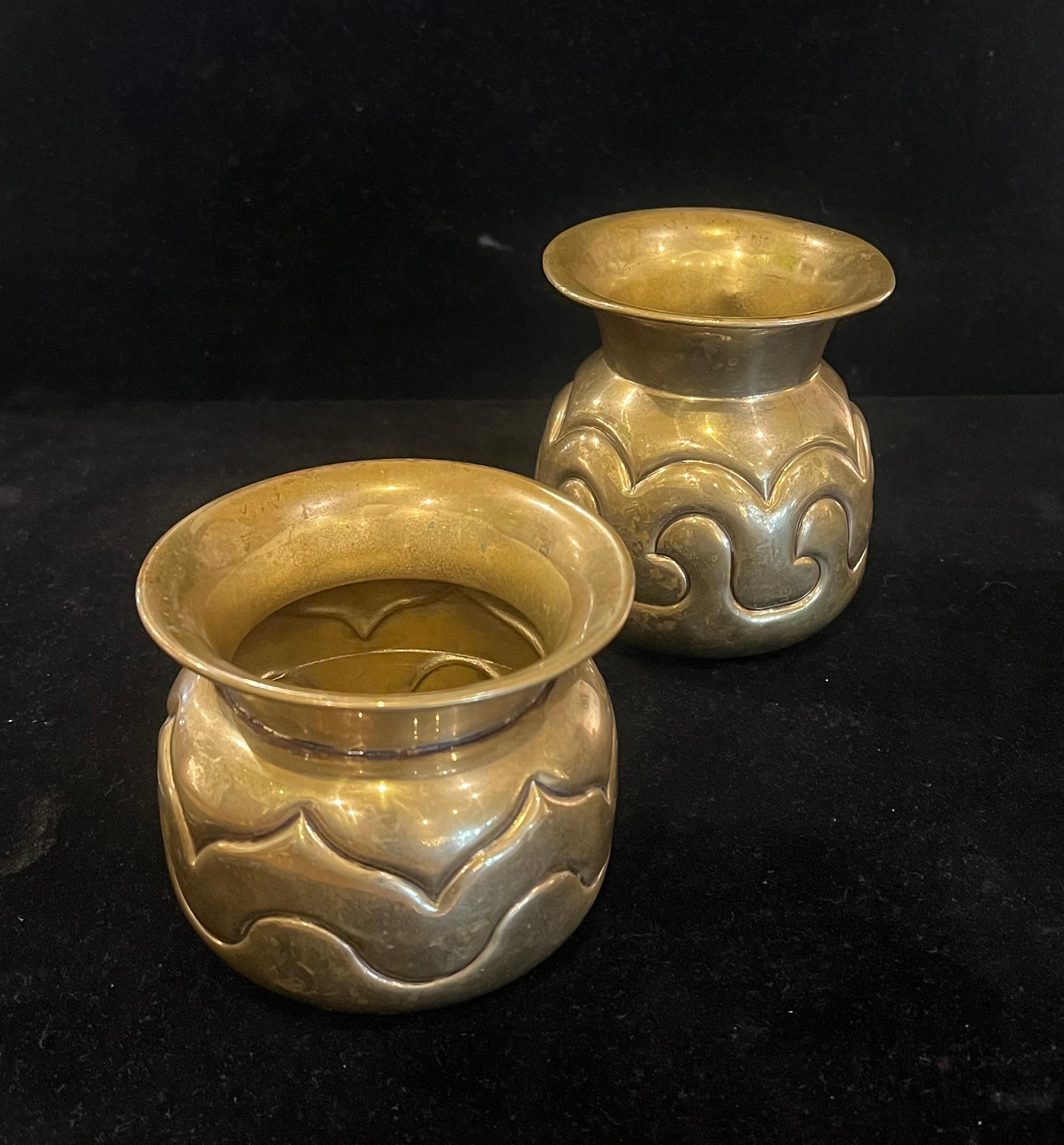 Coppia di piccoli vasi decorativi in ottone martellato a mano, urne anni '70 Messico in vendita 1