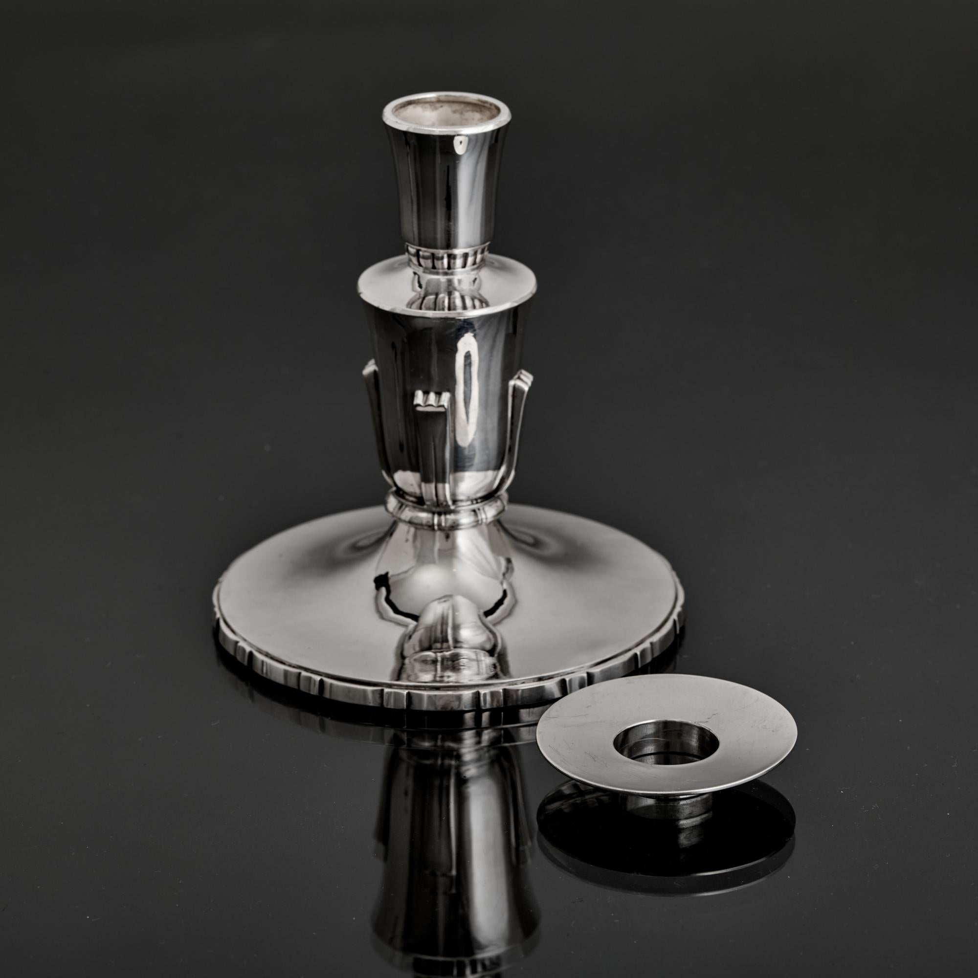 Pareja de pequeños candelabros de plata Art Déco hechos a mano en Bueno estado para la venta en London, GB
