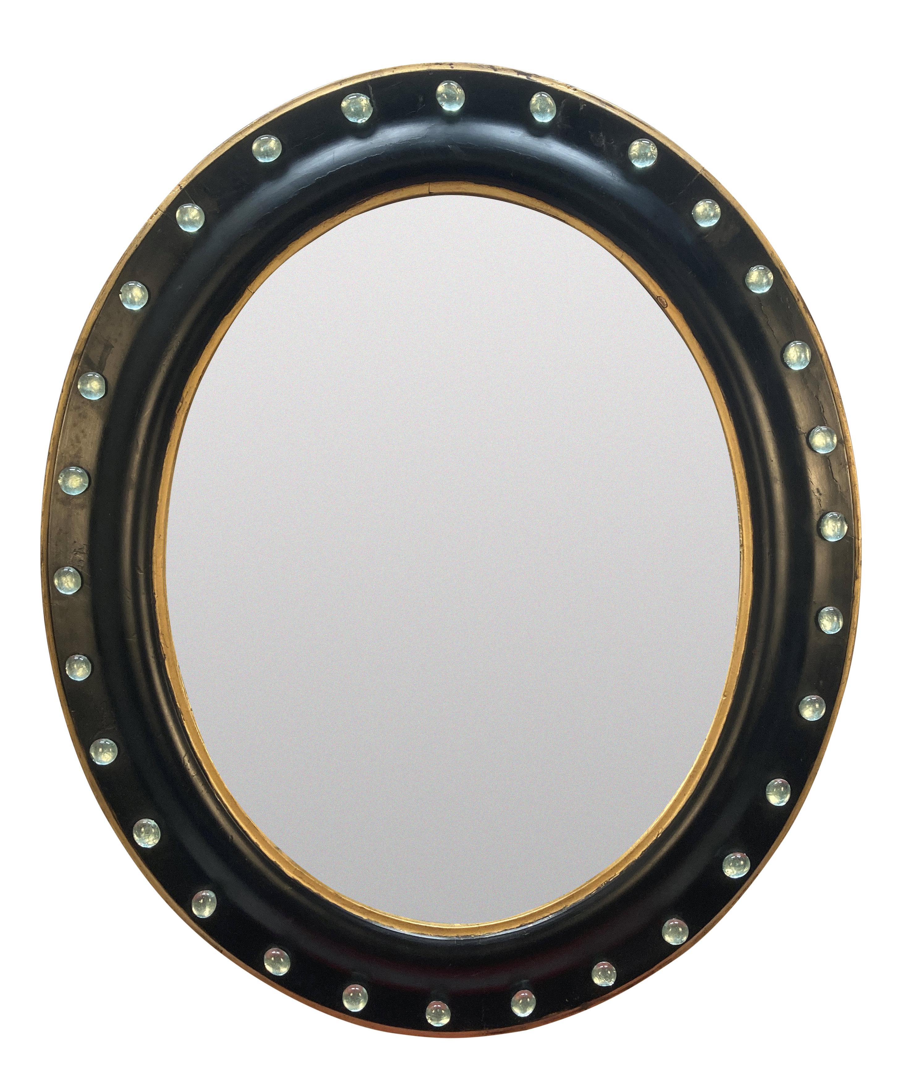 Paire de miroirs irlandais, avec des cadres dorés et ébonisés, constellés de cristaux. Les dos de journaux originaux des années 1930 constituent une lecture intéressante.