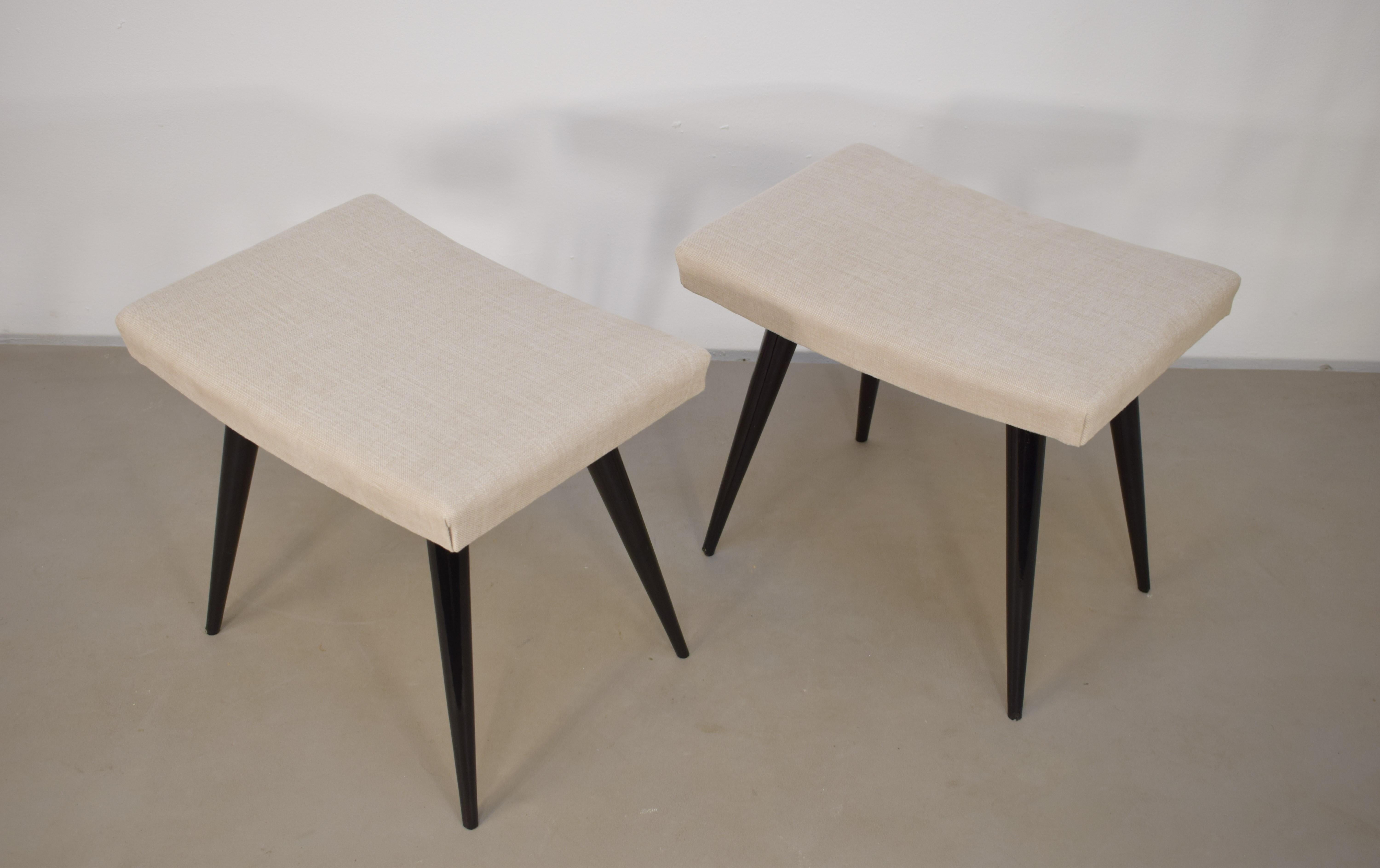 Pair of small Italian benches, 1950s.

DImensions: H= 42 cm; W= 50 cm; D= 34 cm.