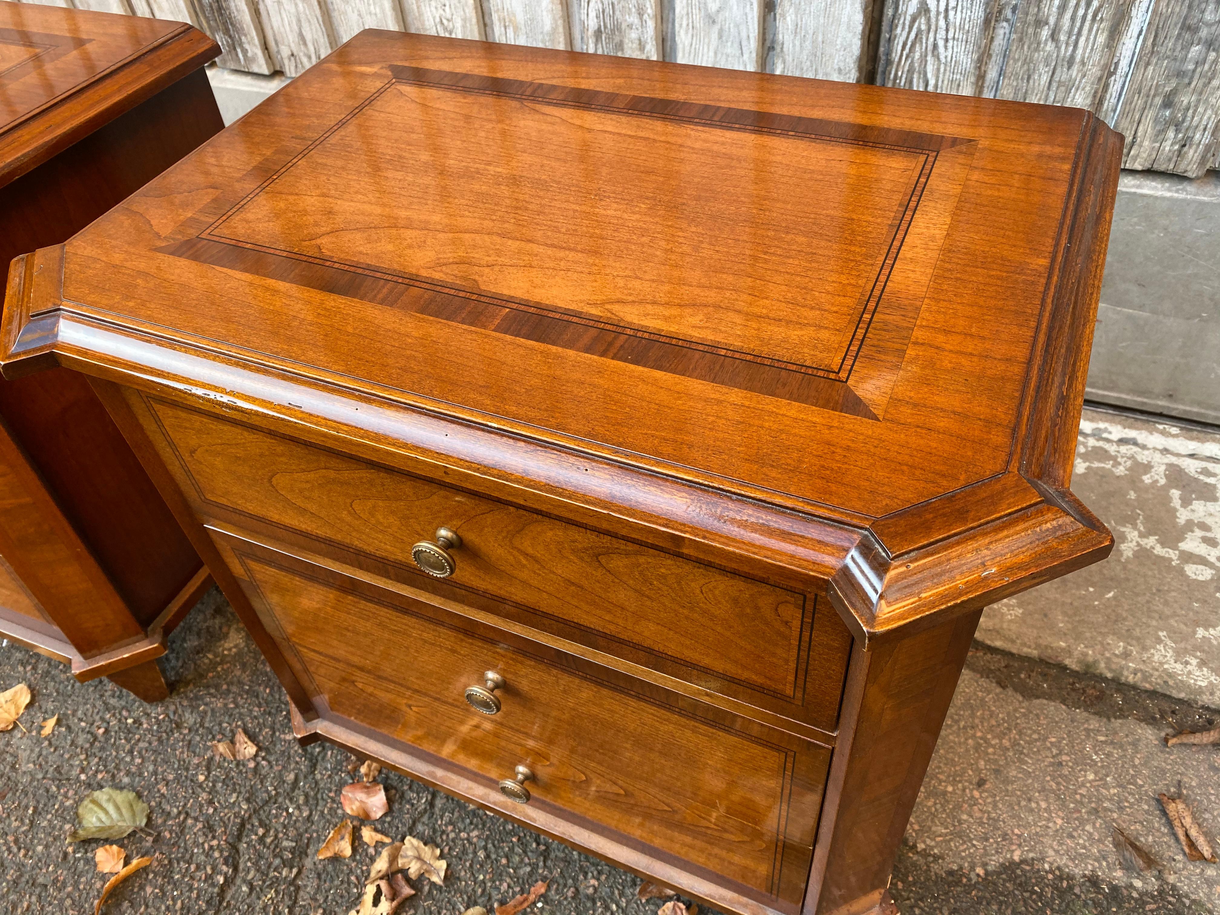 Pair of Small Italian Chests of Drawer in Walnut In Good Condition For Sale In Haddonfield, NJ