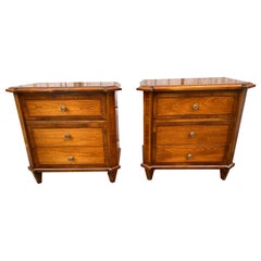 Paire de petites commodes italiennes en noyer