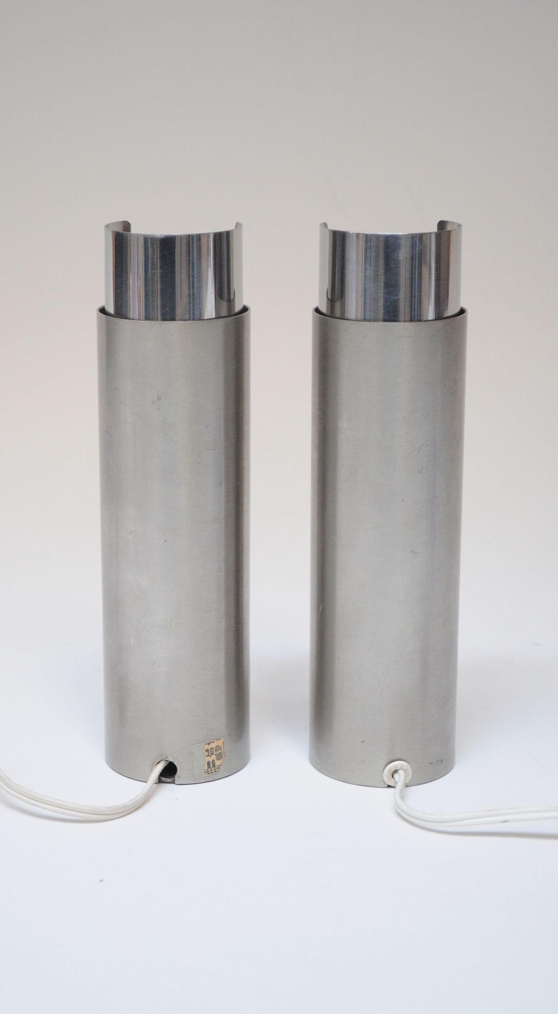 Late 20th Century Pair of Small Italian Cylindrical Aluminum Bedside Lamps by Gaetano Missaglia For Sale