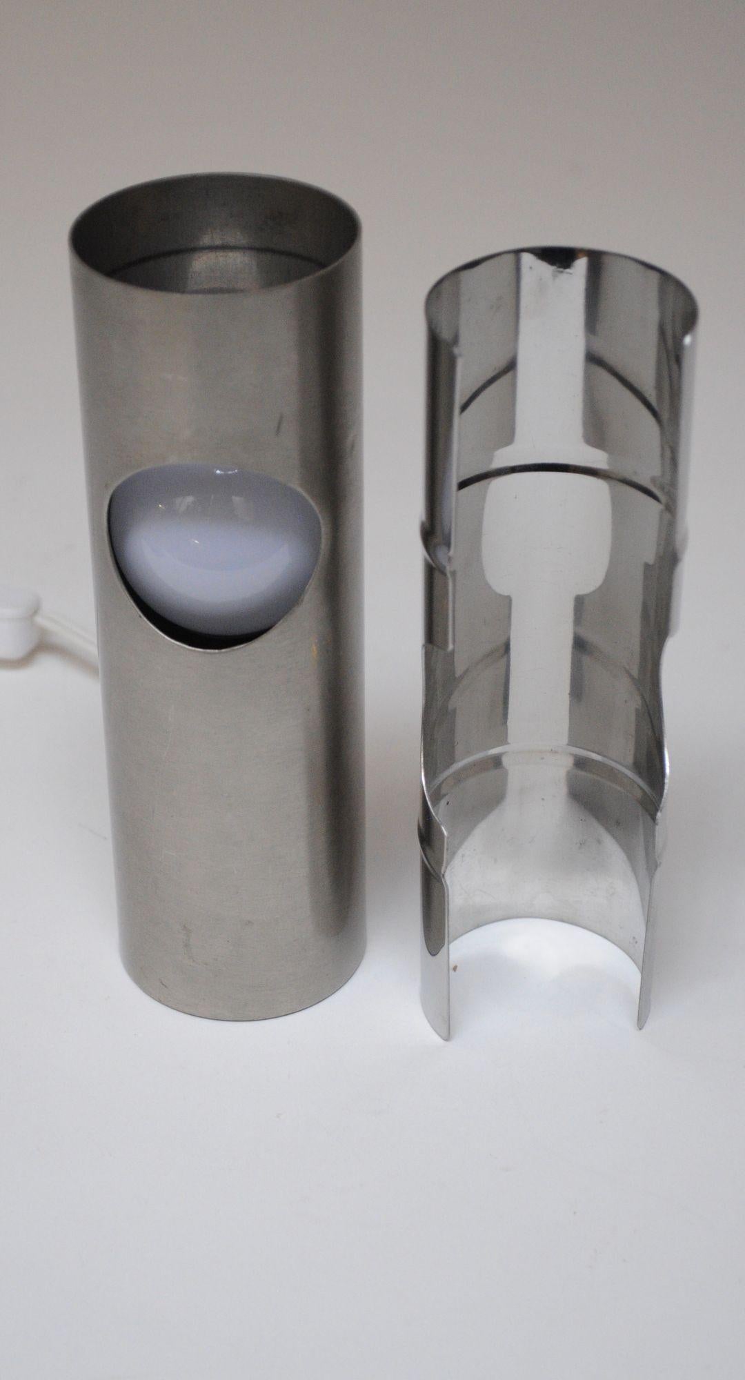 Pair of Small Italian Cylindrical Aluminum Bedside Lamps by Gaetano Missaglia For Sale 1