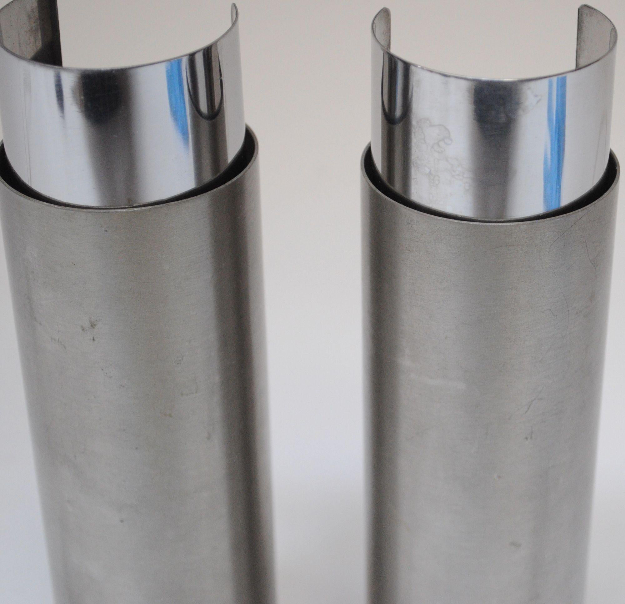 Pair of Small Italian Cylindrical Aluminum Bedside Lamps by Gaetano Missaglia For Sale 2