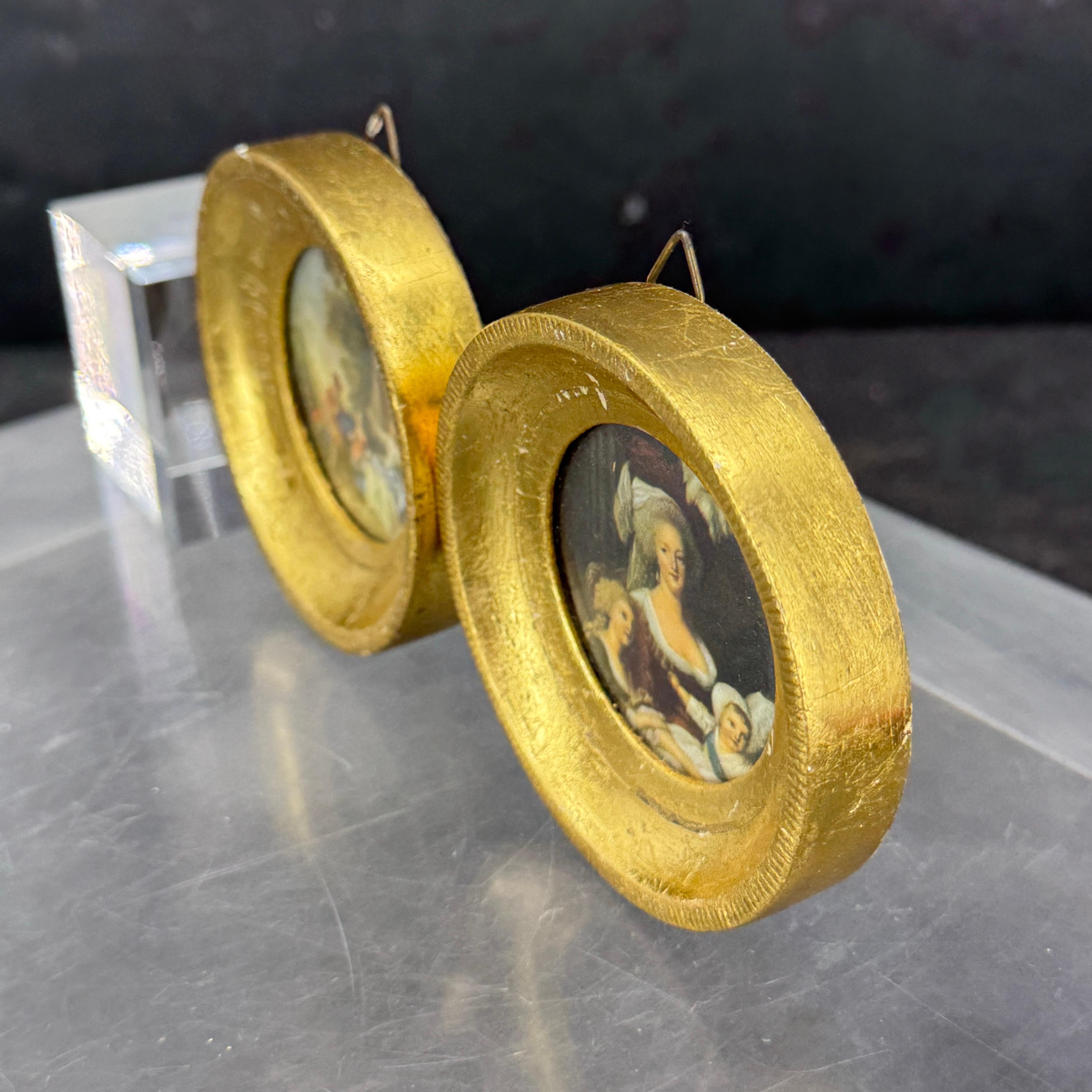 Pair of Small Italian Florentine Gold Gilt Round Art Photo Frames For Sale 1
