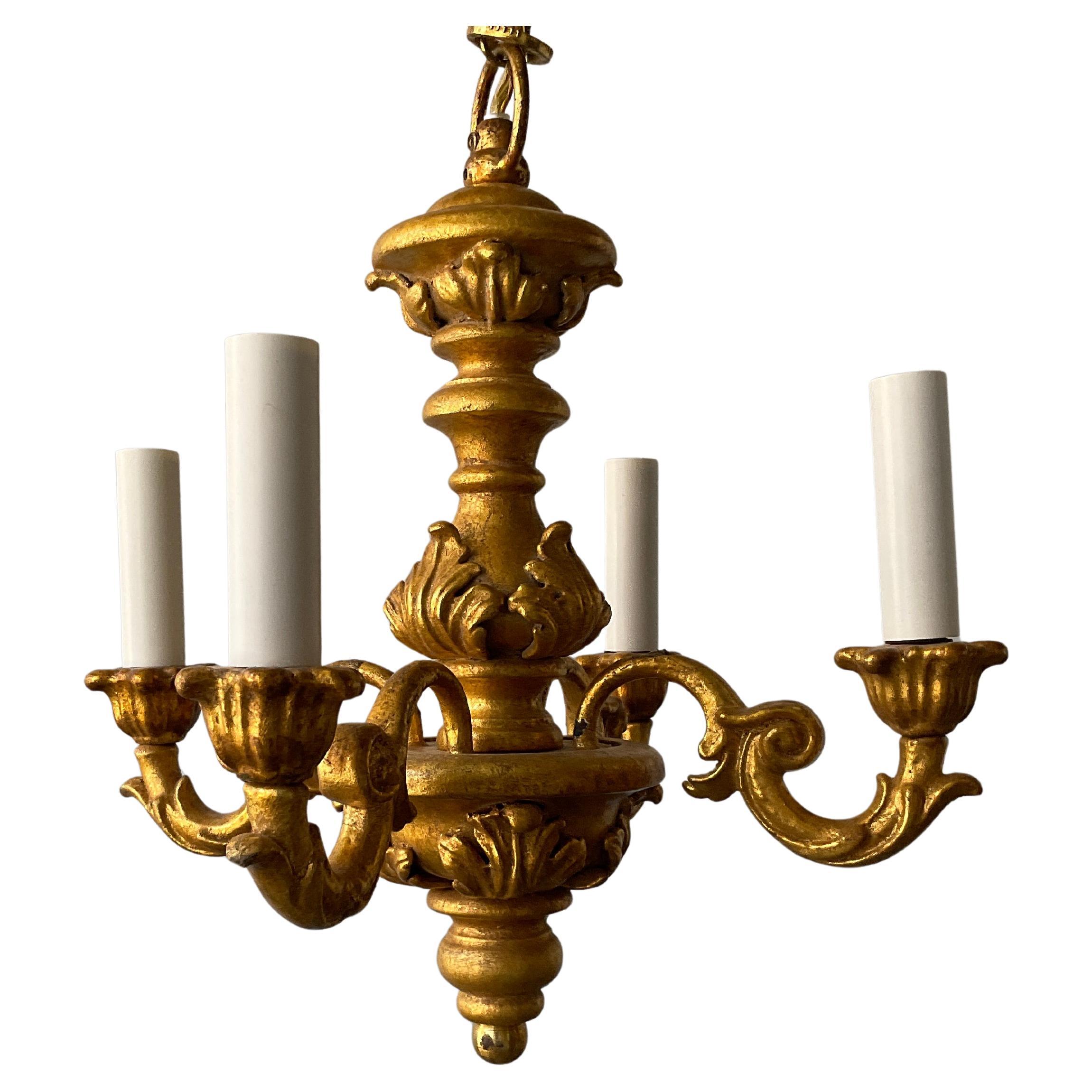 Coppia di piccoli lampadari italiani in legno dorato.
Cablaggio originale, da ricablare.