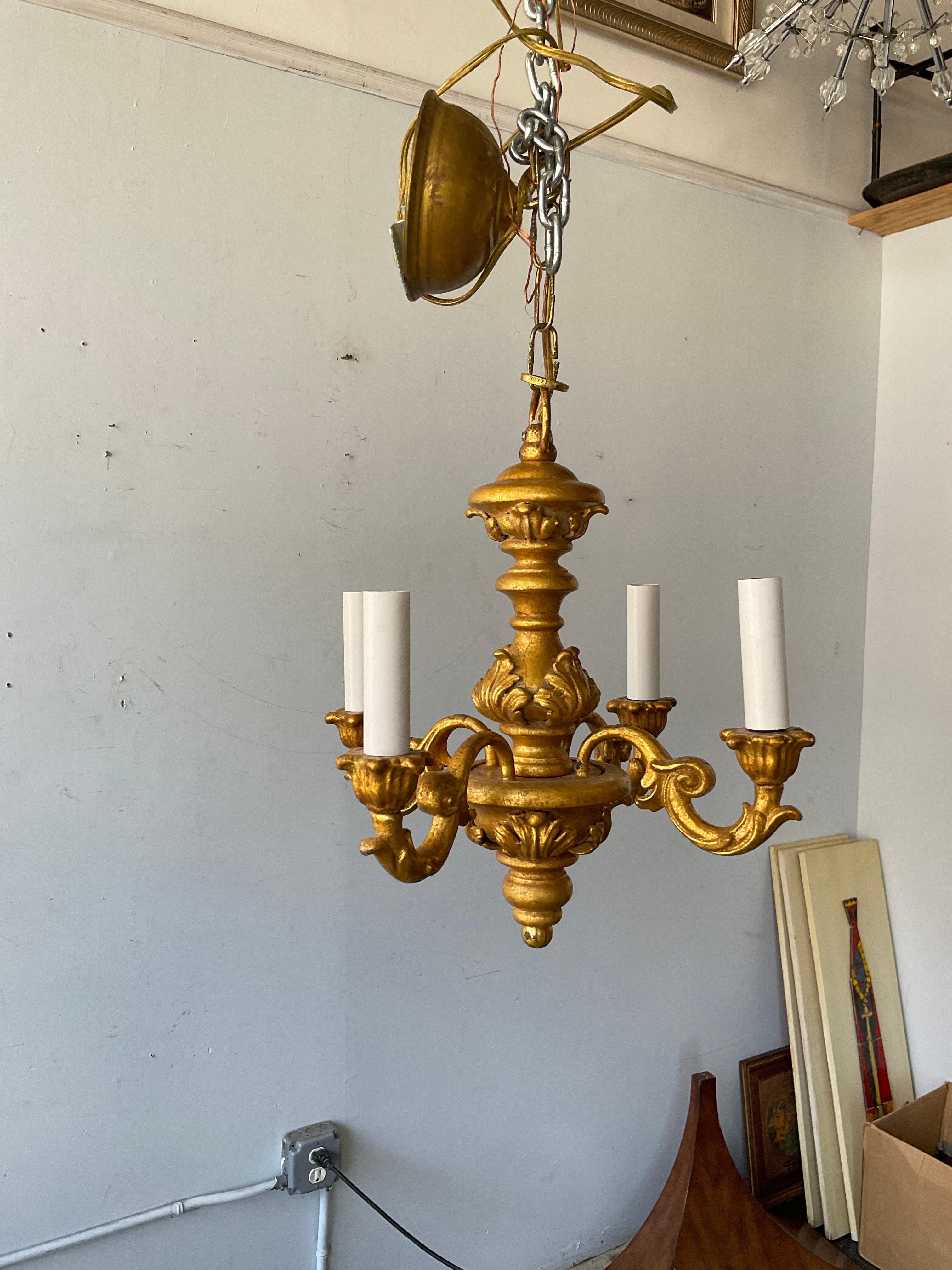 Coppia di piccoli lampadari italiani in Wood dorato In condizioni buone in vendita a Tarrytown, NY