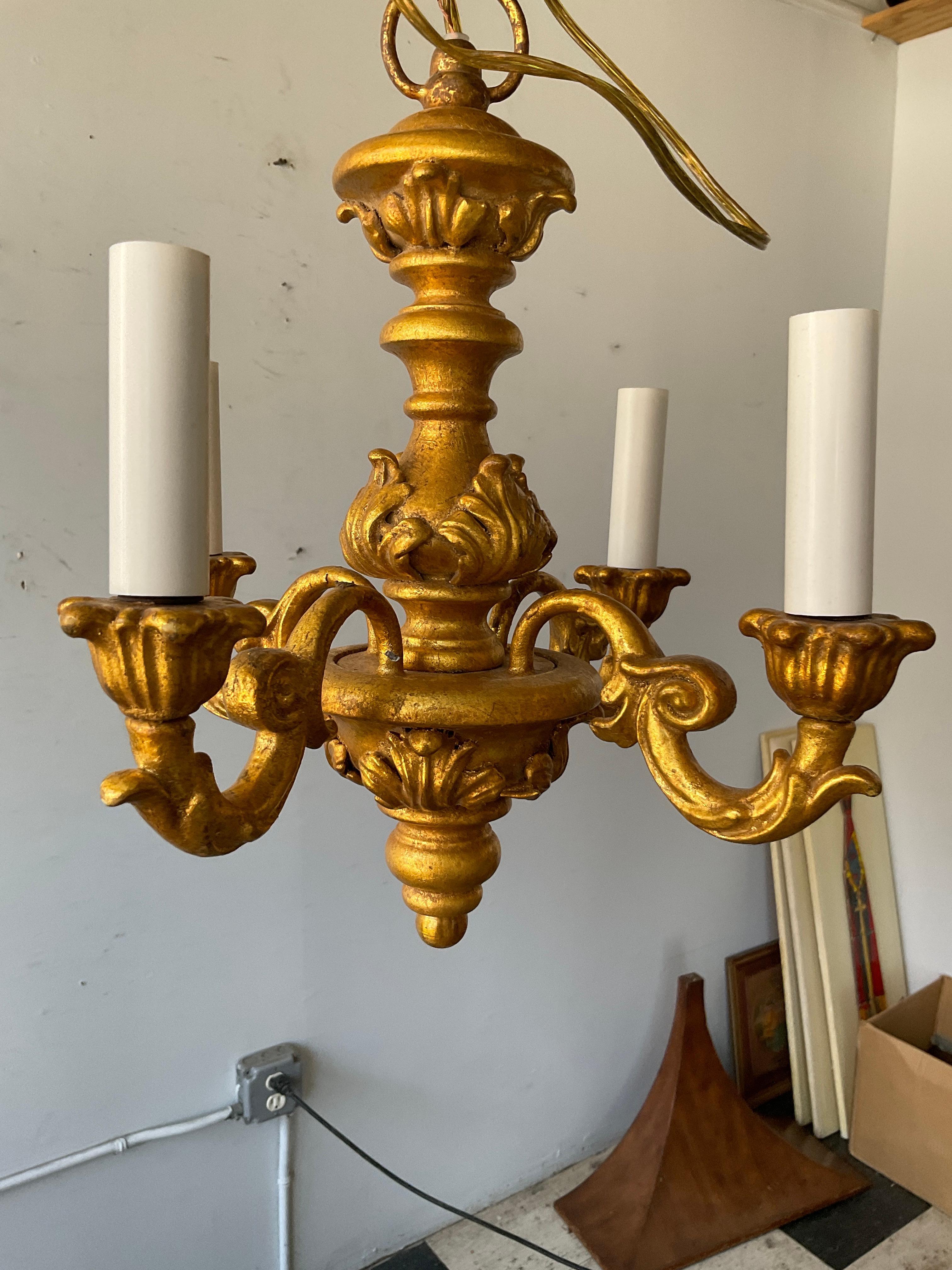 Legno Coppia di piccoli lampadari italiani in Wood dorato in vendita