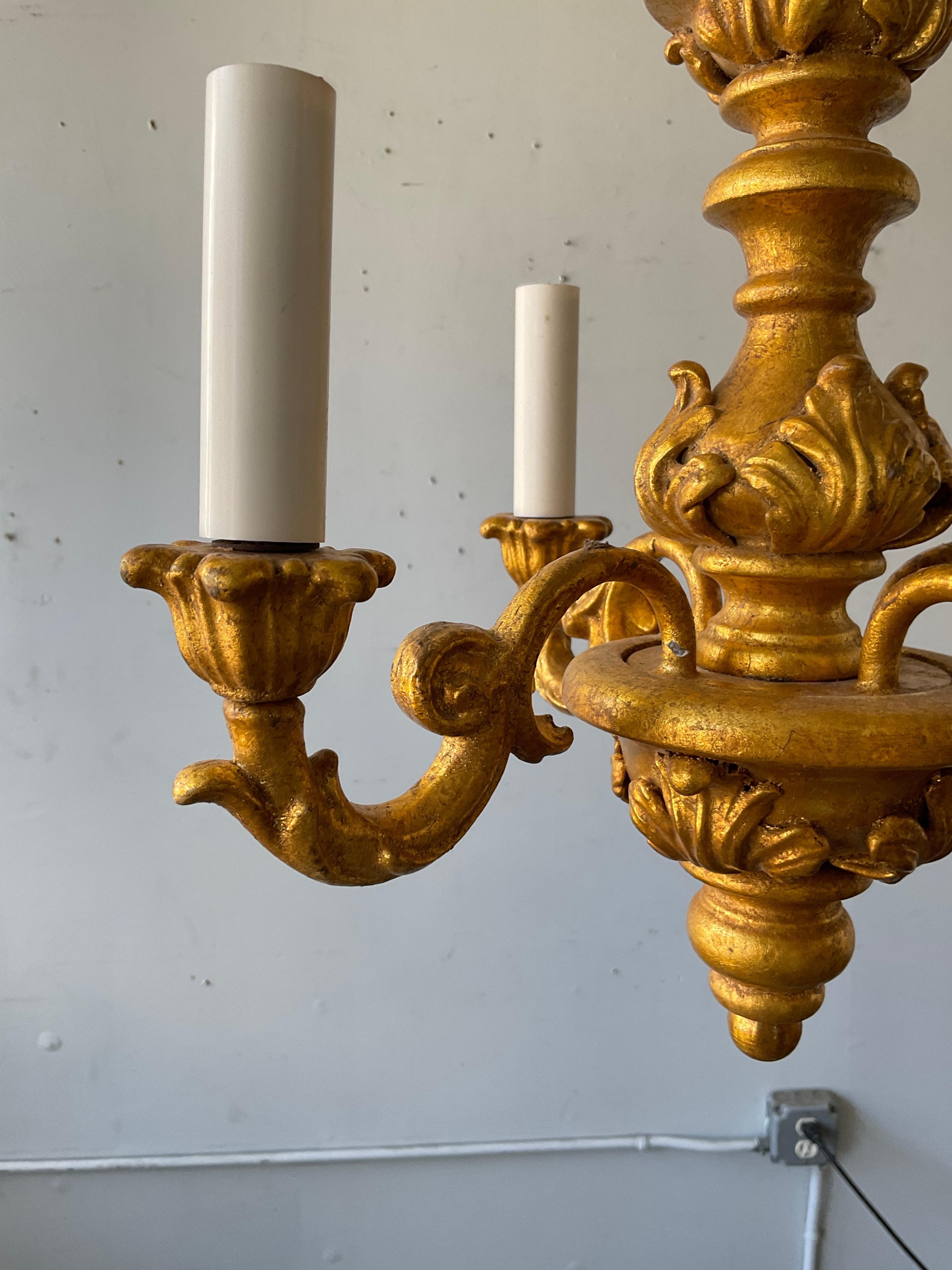 Coppia di piccoli lampadari italiani in Wood dorato in vendita 1