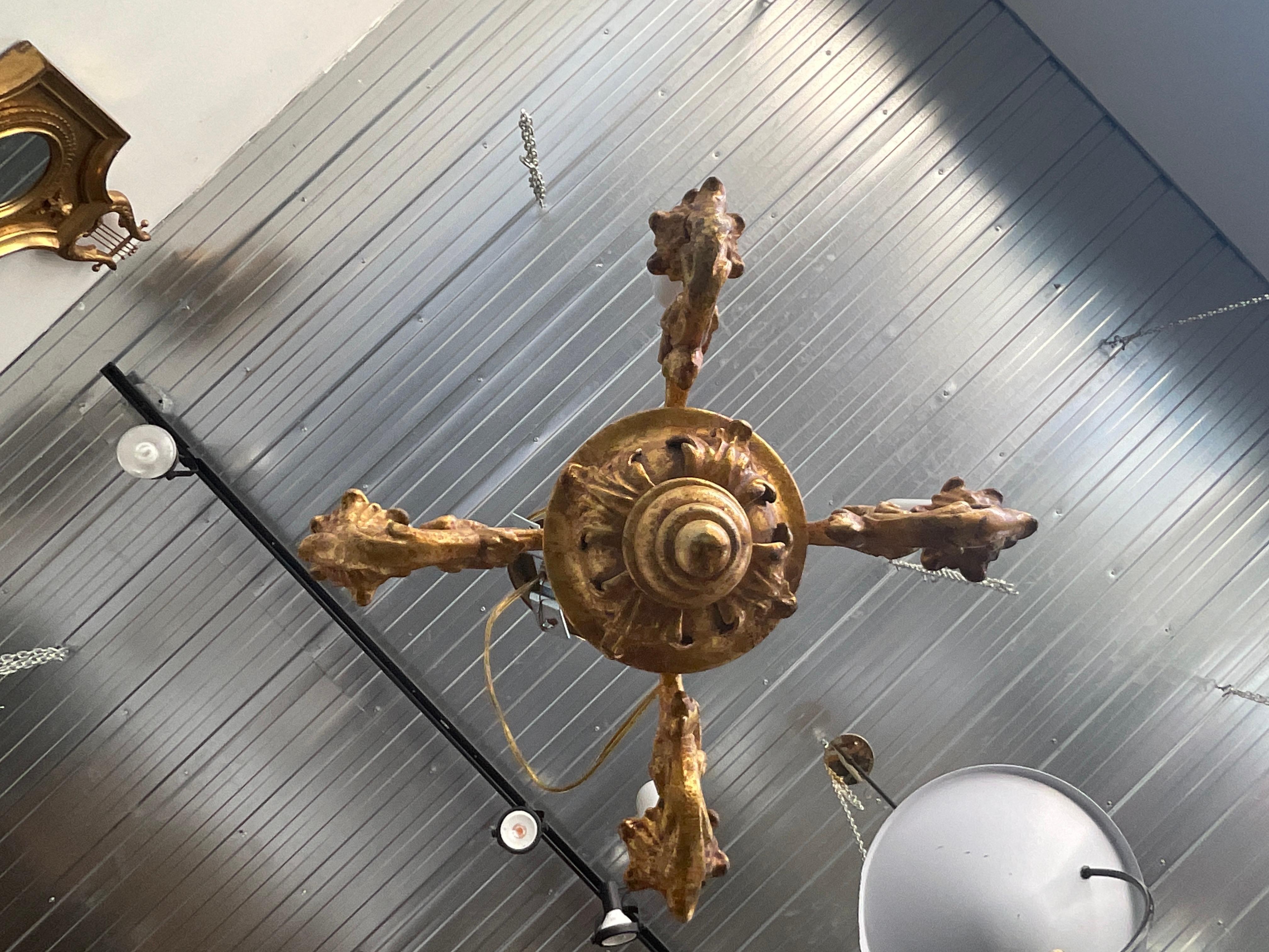 Coppia di piccoli lampadari italiani in Wood dorato in vendita 2