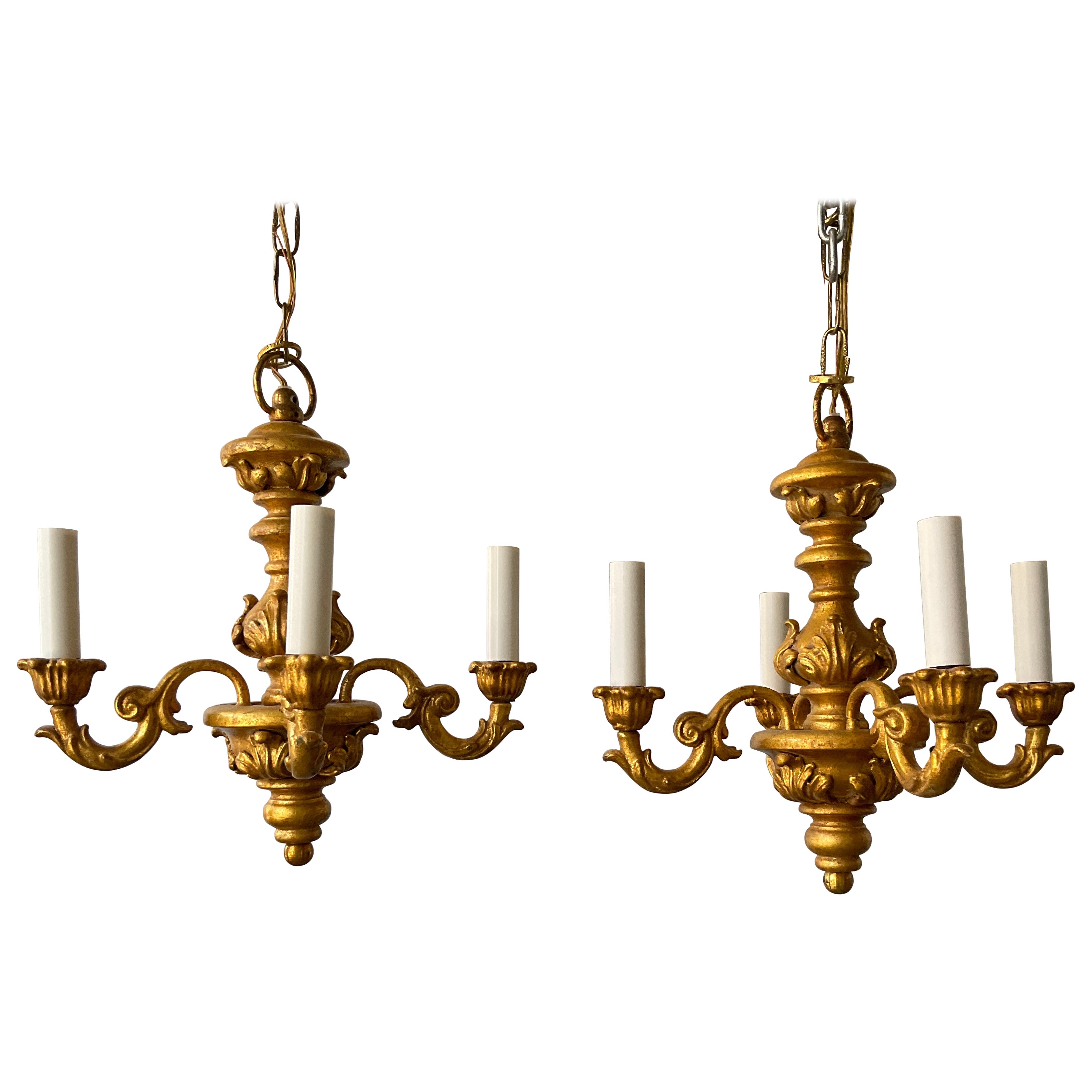 Coppia di piccoli lampadari italiani in Wood dorato