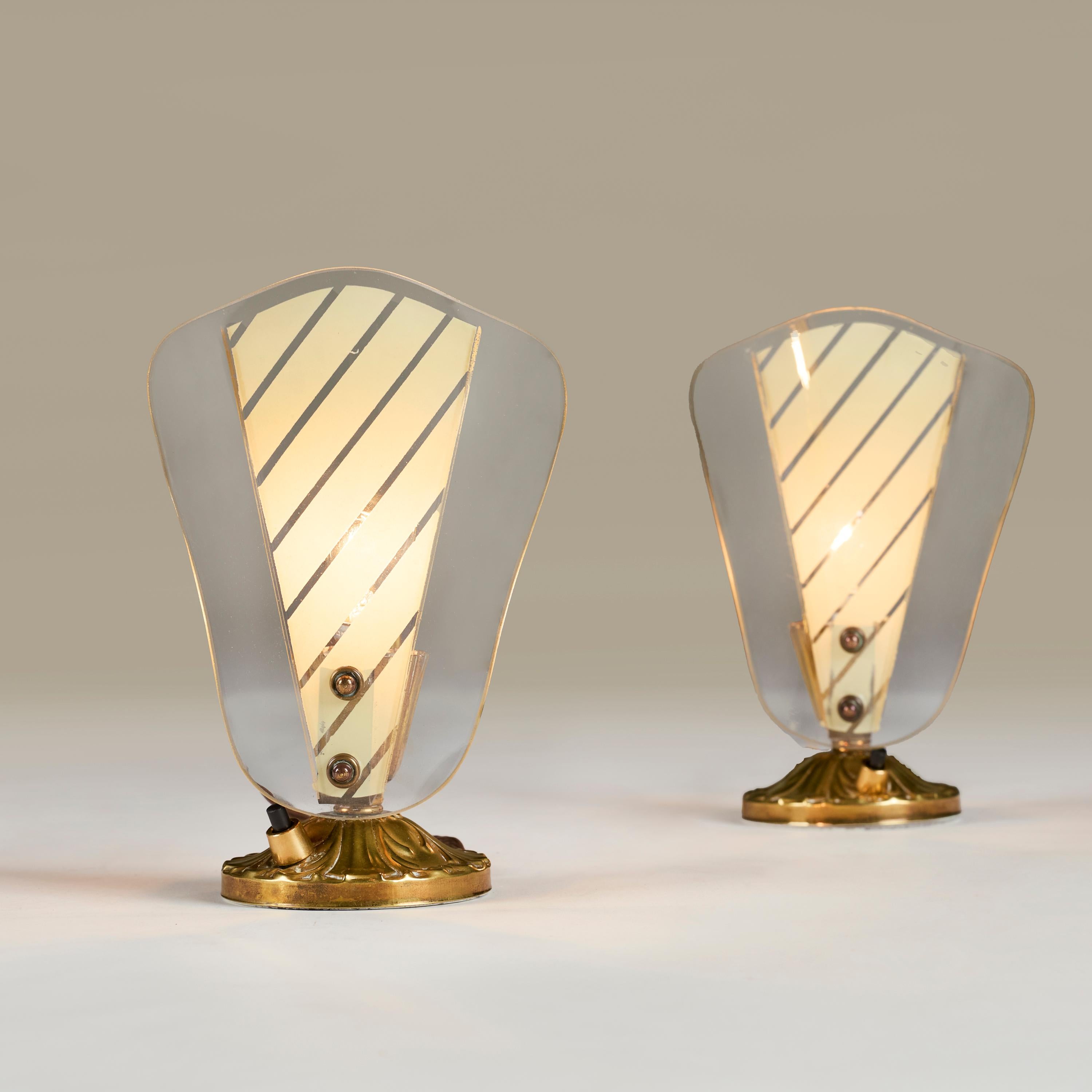 Paire de petites lampes de table italiennes en verre et laiton avec verre rayé Bon état - En vente à London, GB