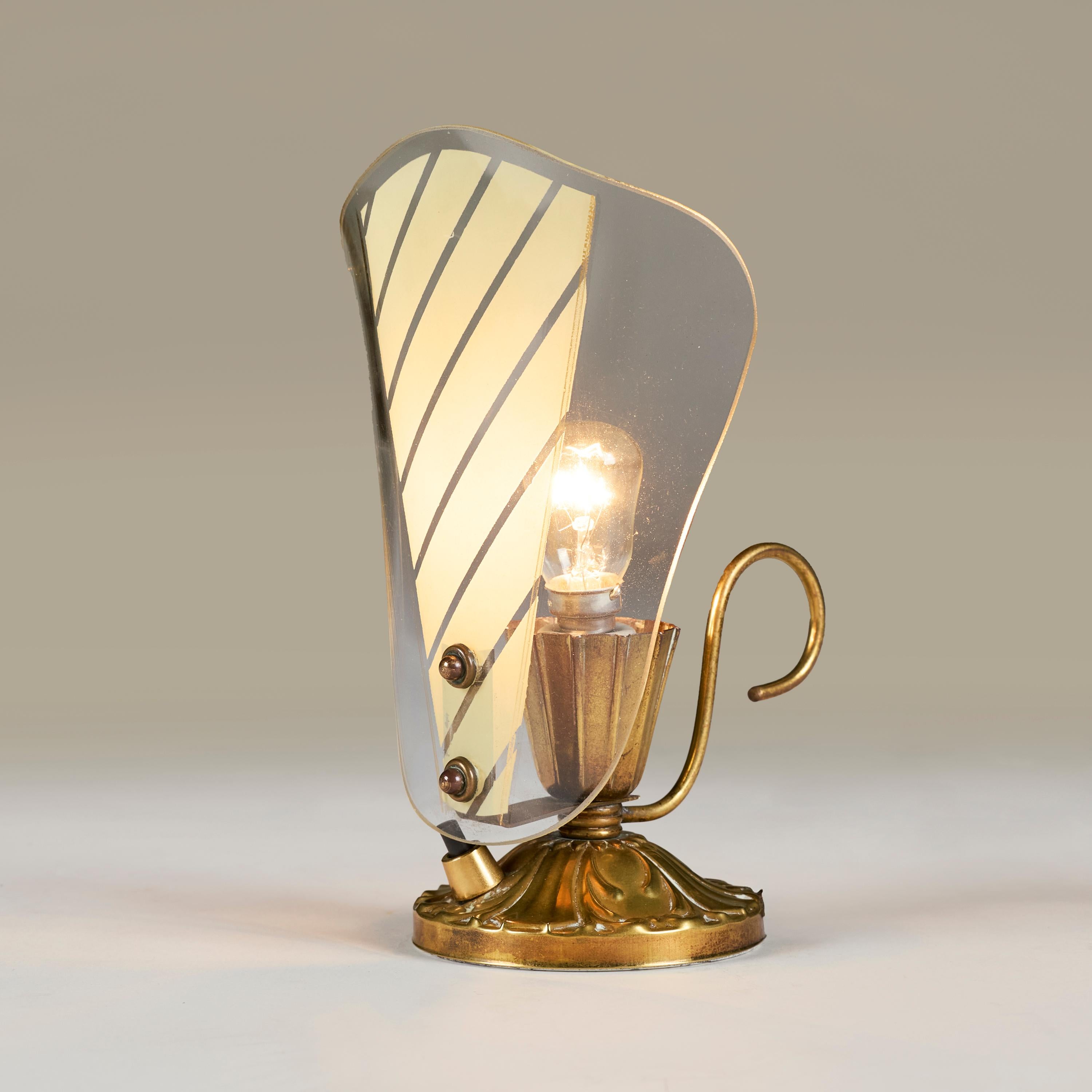 Milieu du XXe siècle Paire de petites lampes de table italiennes en verre et laiton avec verre rayé en vente