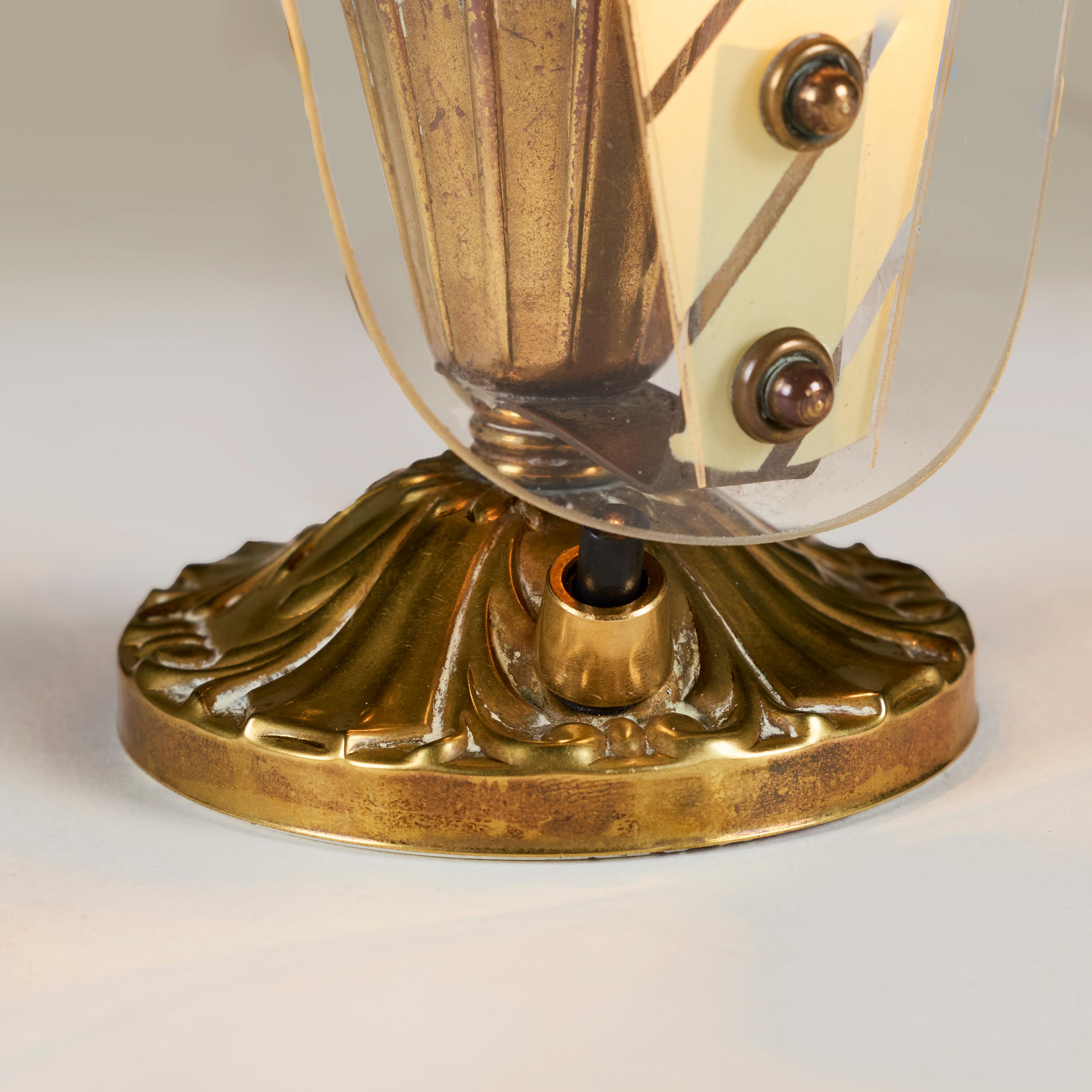 Laiton Paire de petites lampes de table italiennes en verre et laiton avec verre rayé en vente