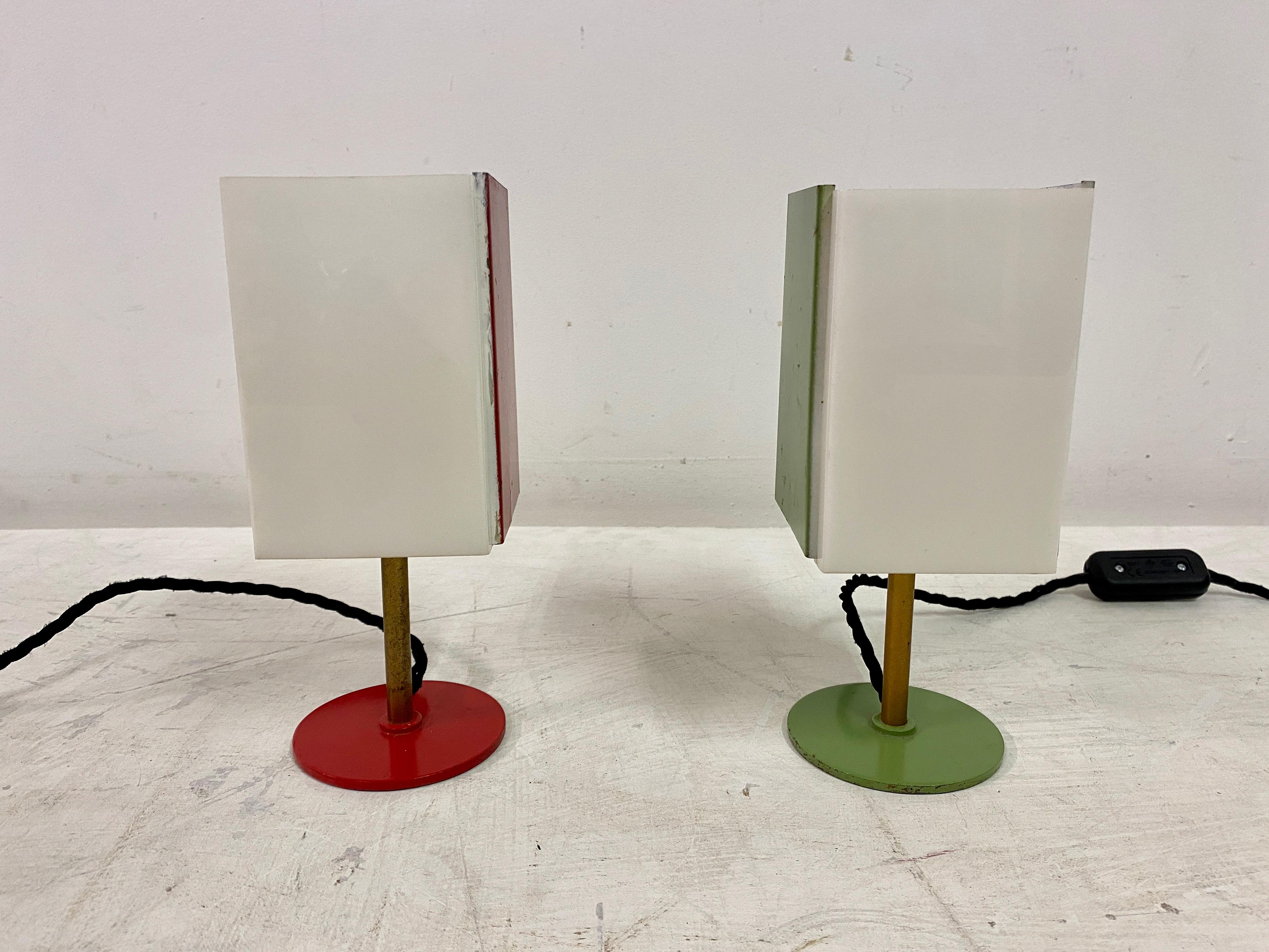 Paar kleine italienische Tischlampen aus Perspex und Metall im Angebot 7