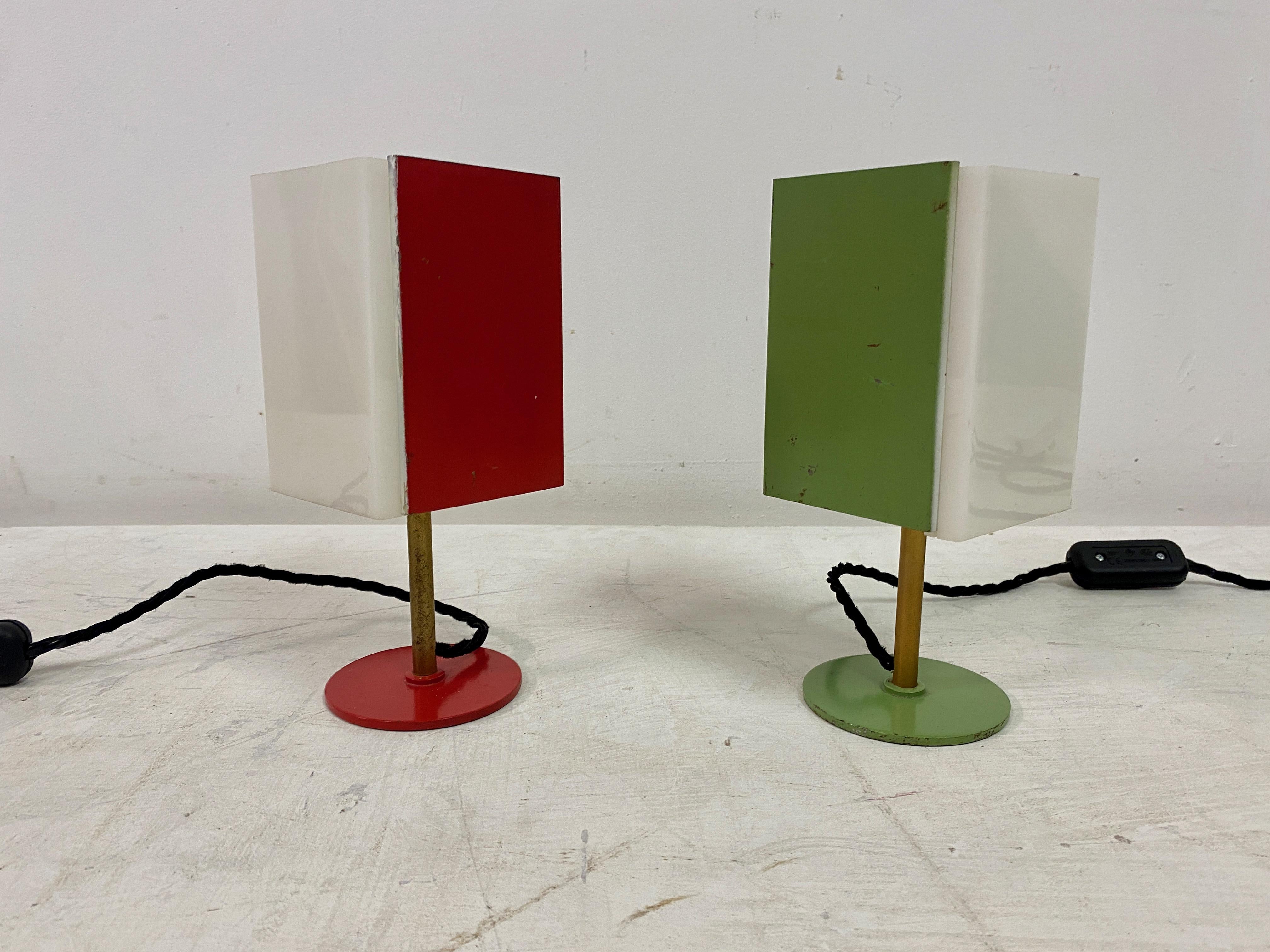 Paar kleine italienische Tischlampen aus Perspex und Metall im Angebot 8