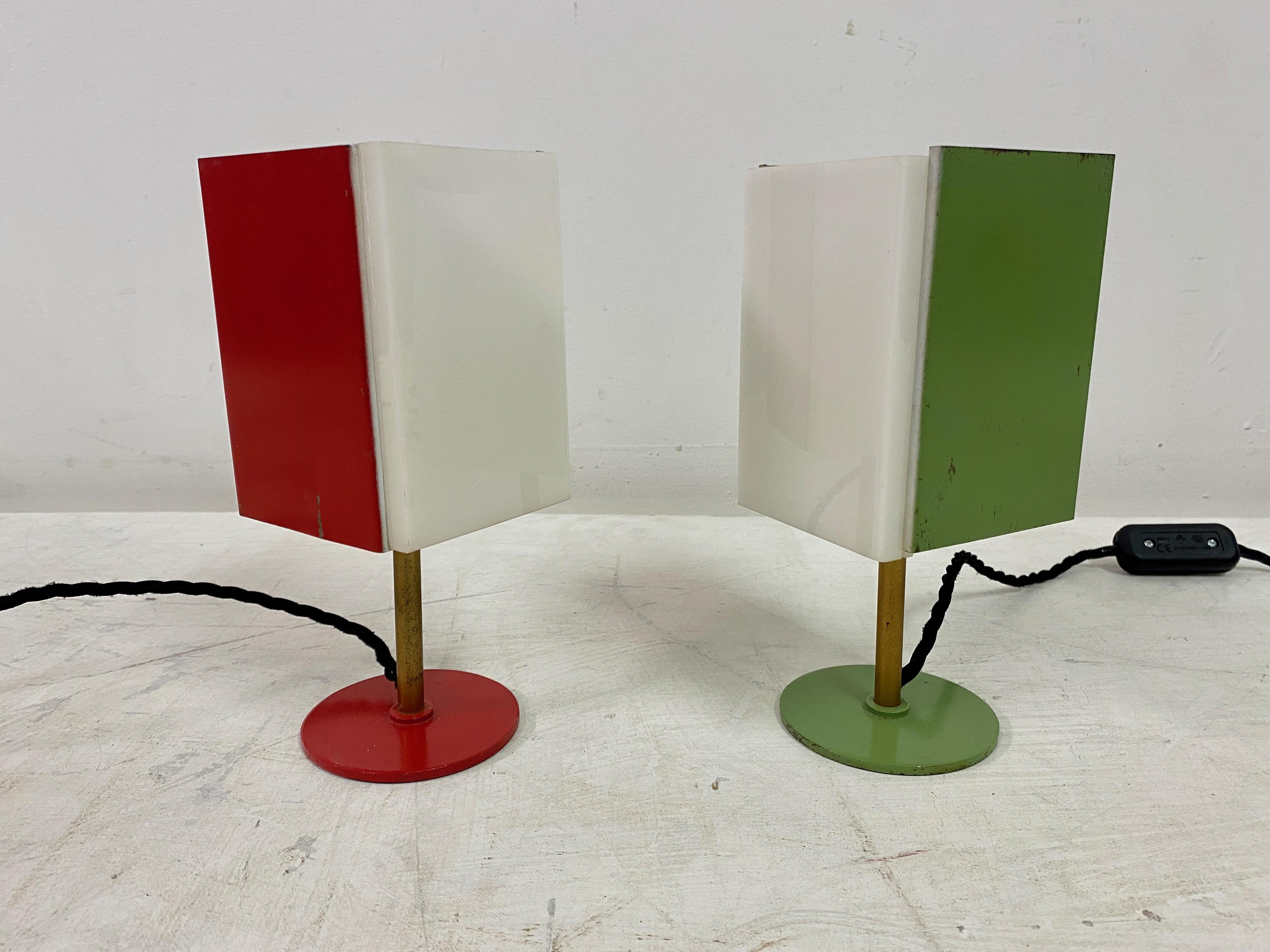 Paire de petites lampes de bureau italiennes en perspex et métal en vente 10
