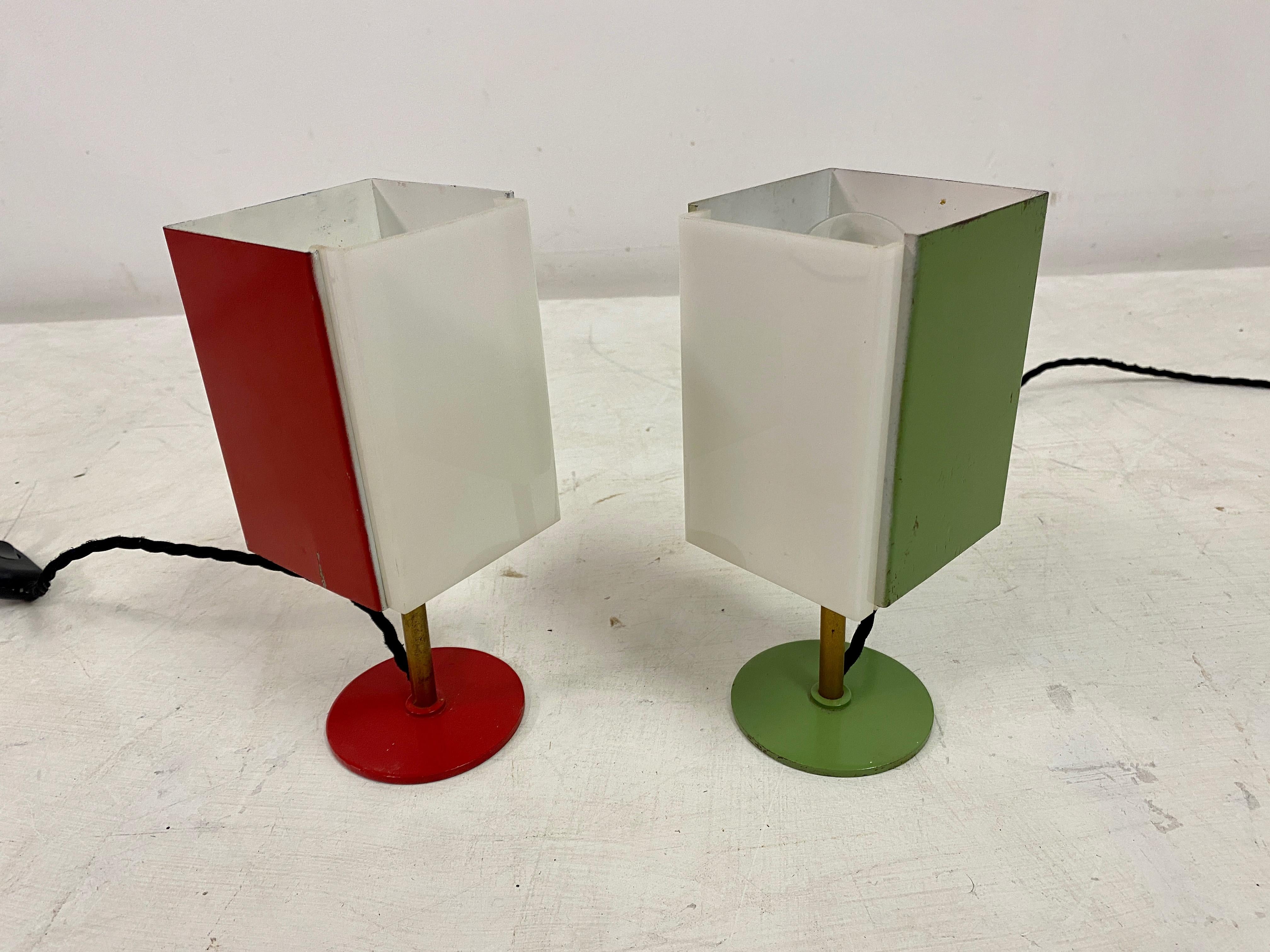 Paire de petites lampes de bureau italiennes en perspex et métal en vente 11
