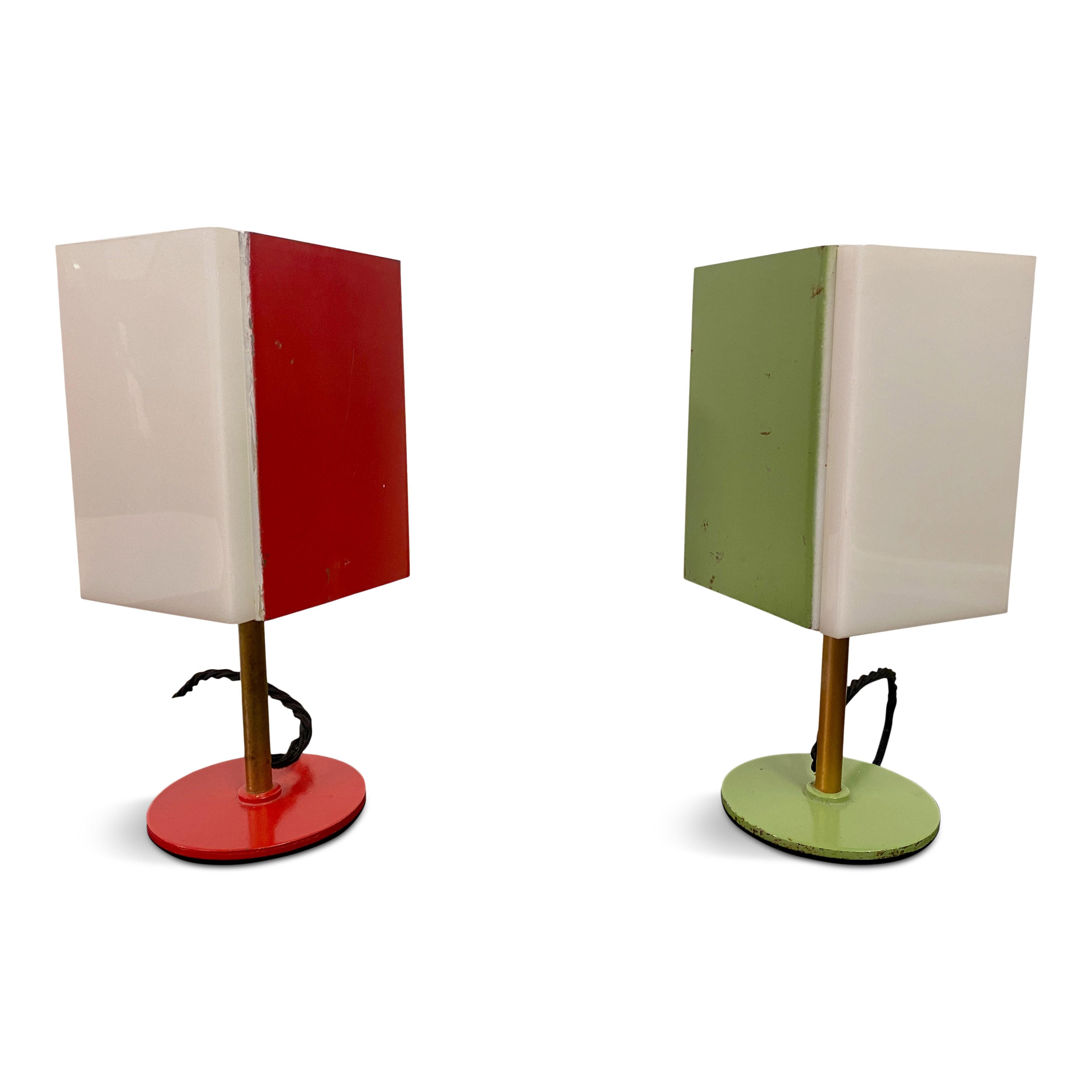 Paar Tischlampen

Plexiglas und farbiges Metall

Sockel aus lackiertem Stahl

Schwarzes Corde-Flex

Italien 1950er/1960er Jahre