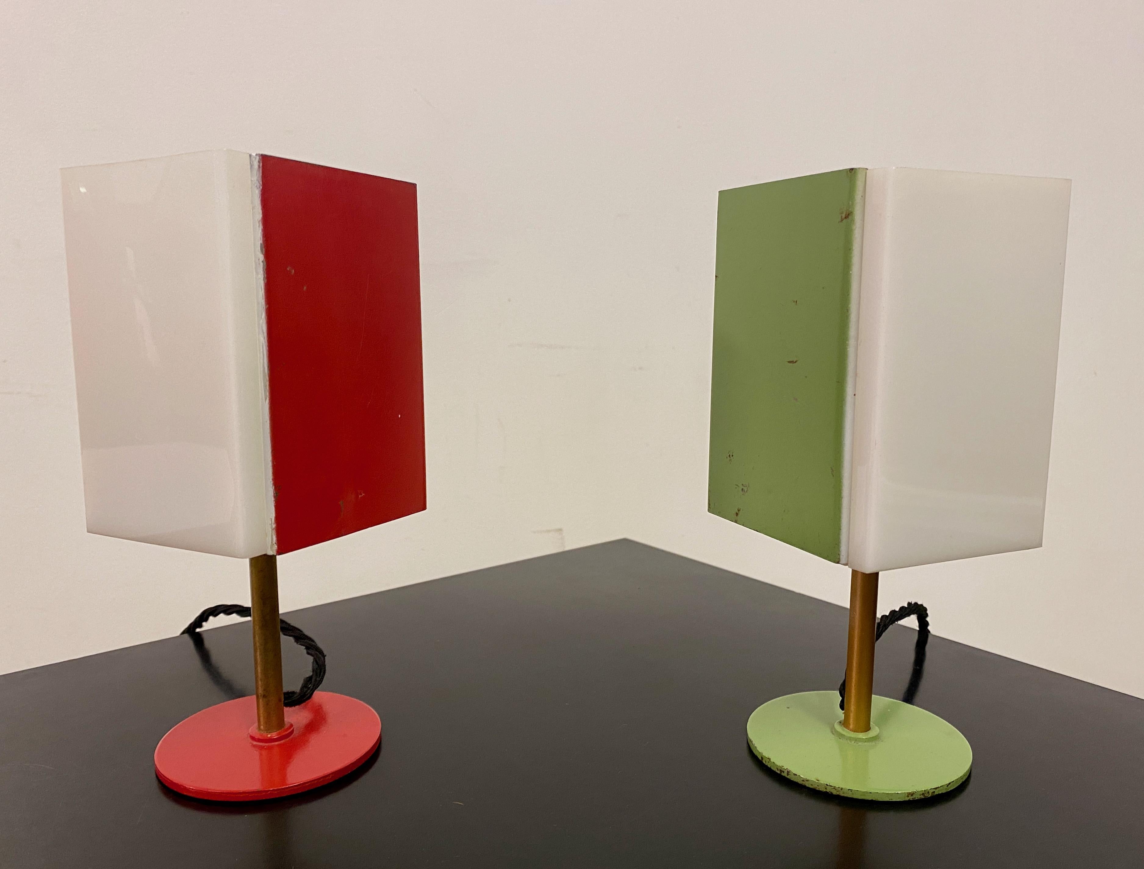 20ième siècle Paire de petites lampes de bureau italiennes en perspex et métal en vente