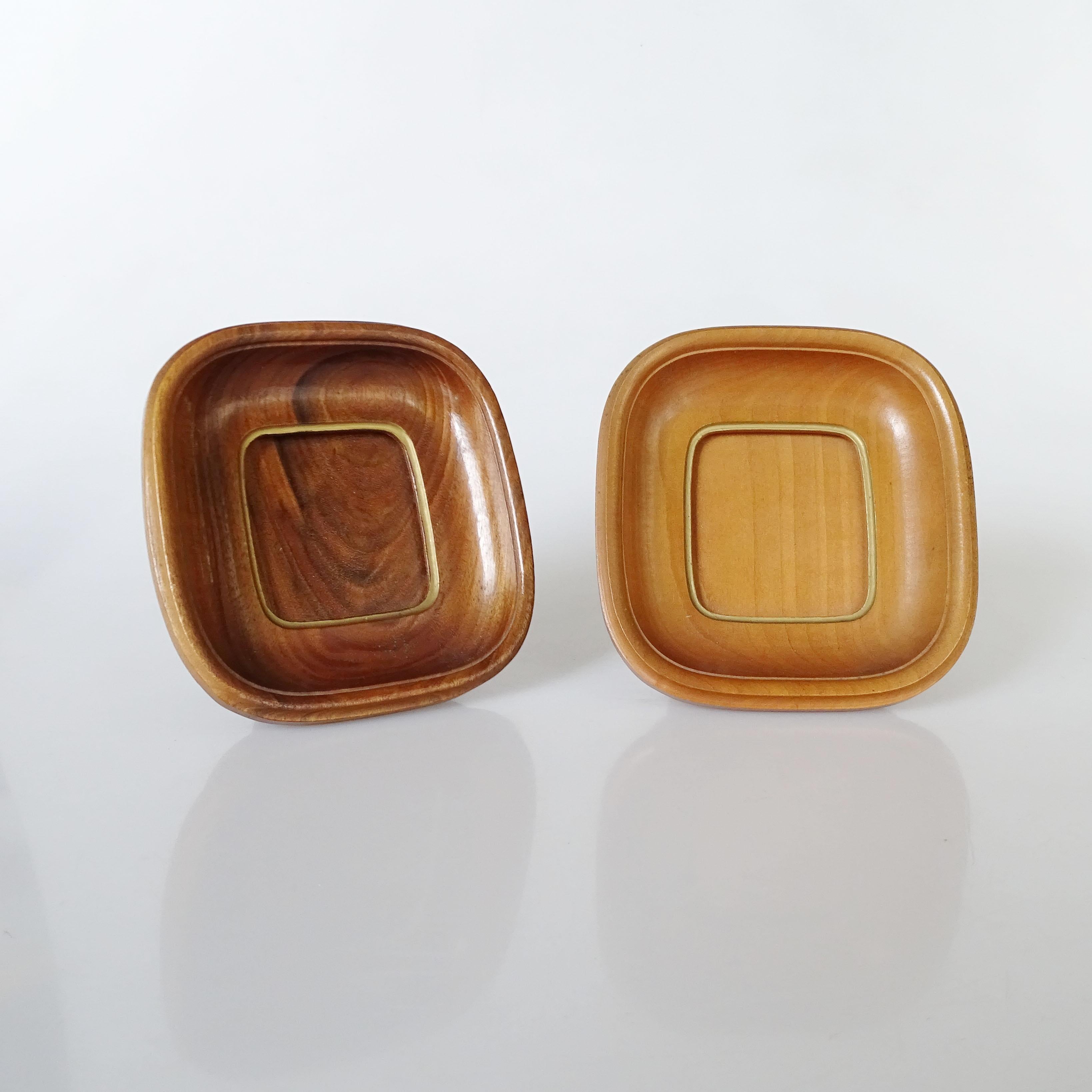 Prächtiges Paar kleiner italienischer Tischgestelle, 1940er Jahre
Zwei verschiedene Hölzer 