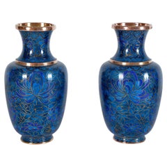 Coppia di piccoli vasi giapponesi in rame con smalto cloisonné a forma di mazzolino di fiori, stile Art Déco, anni ’40