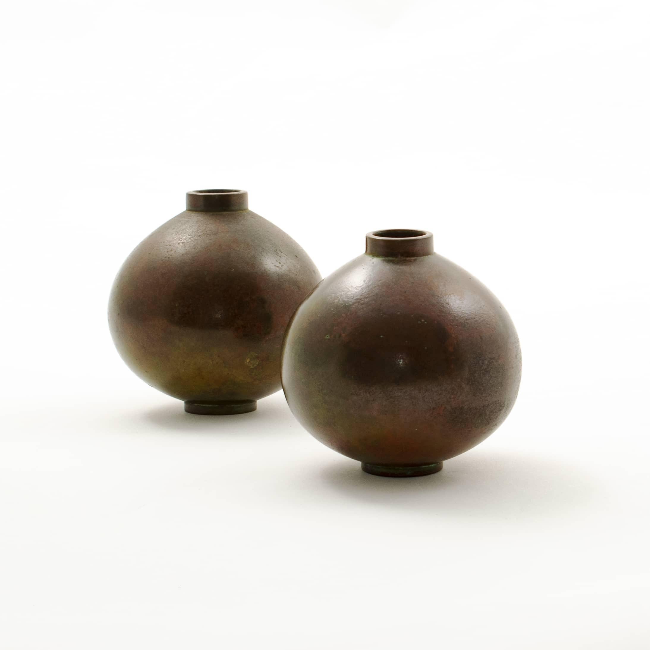 Pair of beautiful Ikebana vases in bronze patinated using a Murashido oil technique.
Marked to the underside: Hasegawa Gasen.
Hasegawa Gasen (1901-1994) was a renowned Japanese metalworker / bronze artist who, among other things, won prizes at the