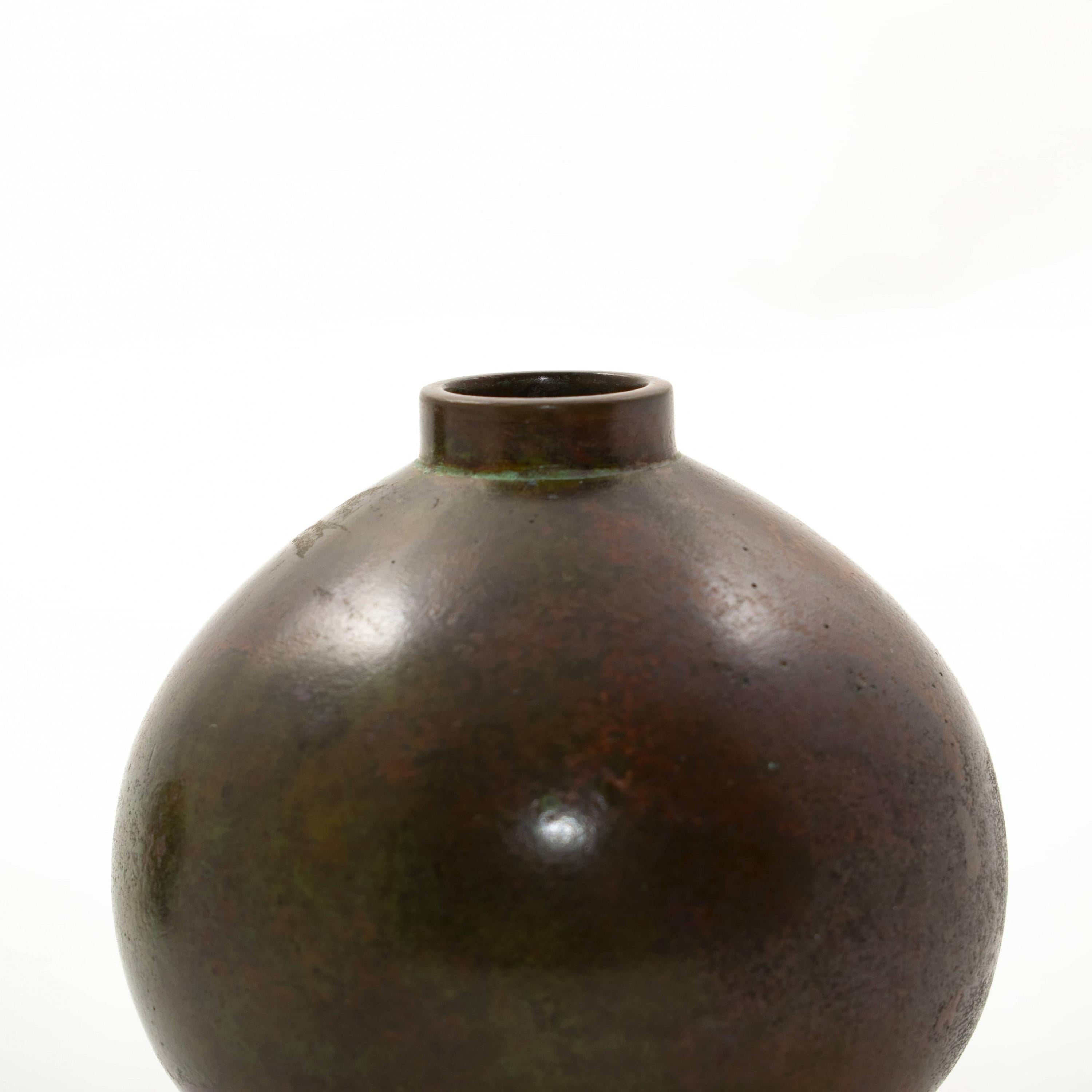20ième siècle Paire de petits vases japonais en bronze Ikebana par Hasegawa Gasen en vente