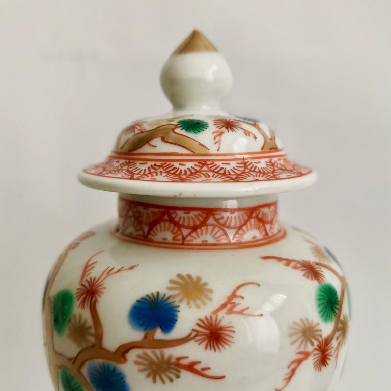 Paire de petits vases japonais en imari avec prunus Aoki Kyodai