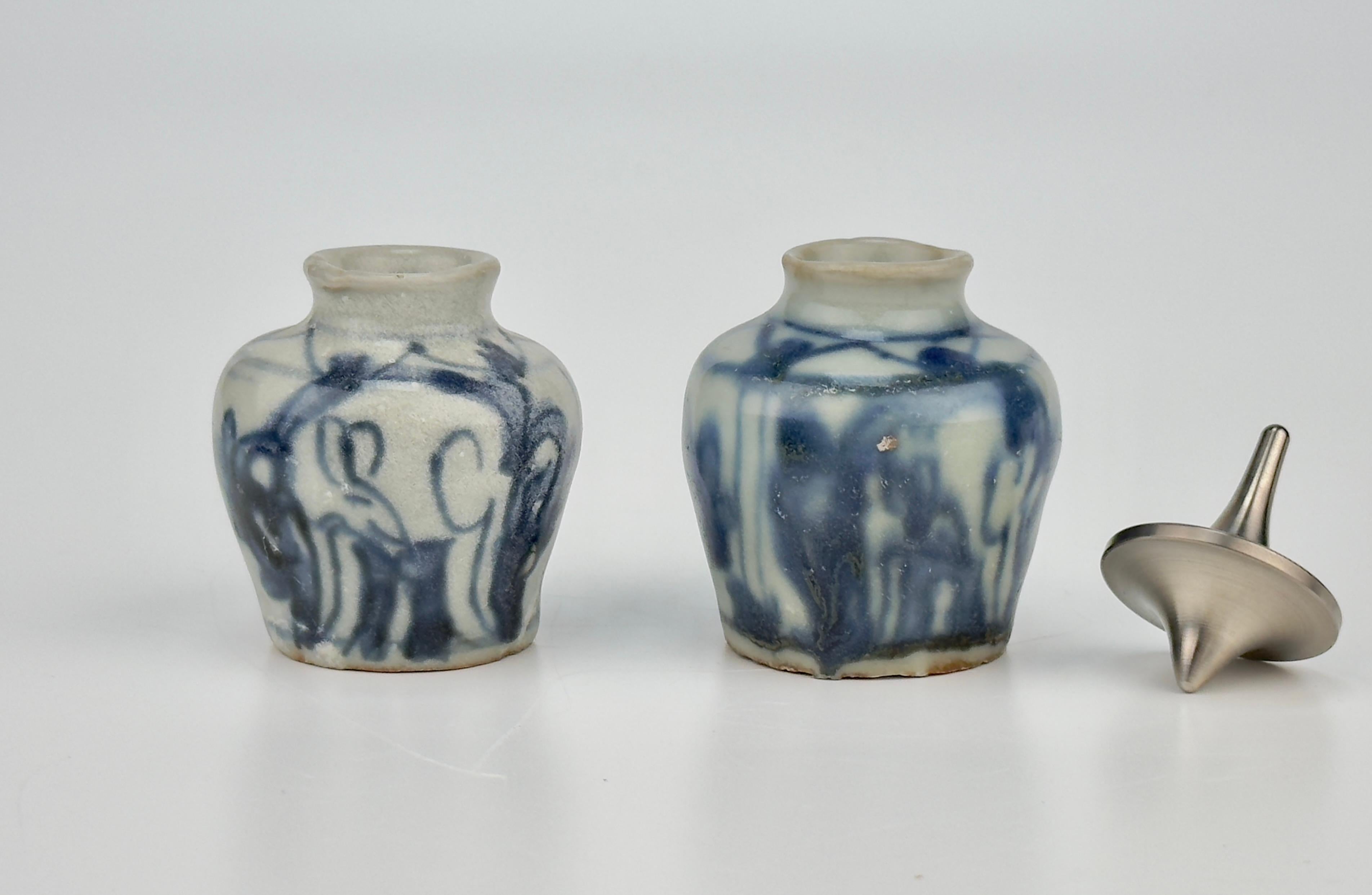 Pair of Small Jarlet with arabesque design, Late Ming Era(16-17th century) For Sale 4