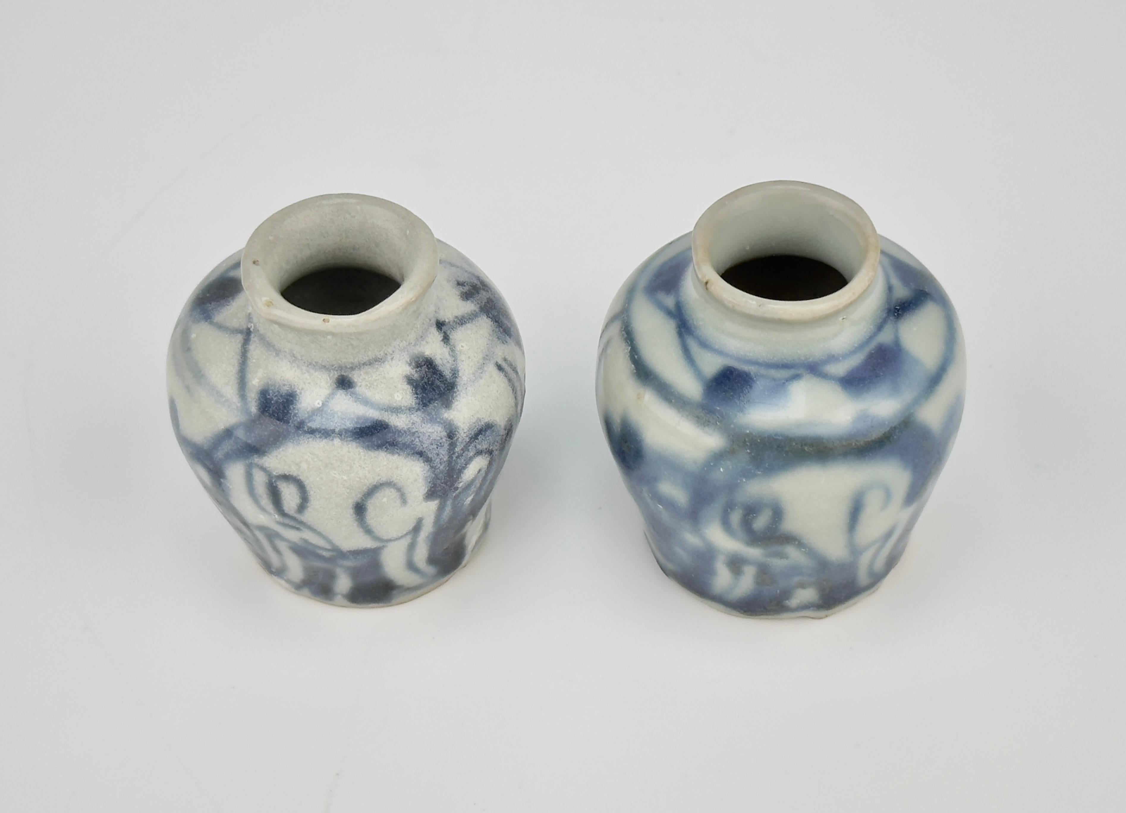 Pair of Small Jarlet with arabesque design, Late Ming Era(16-17th century) In Good Condition For Sale In seoul, KR