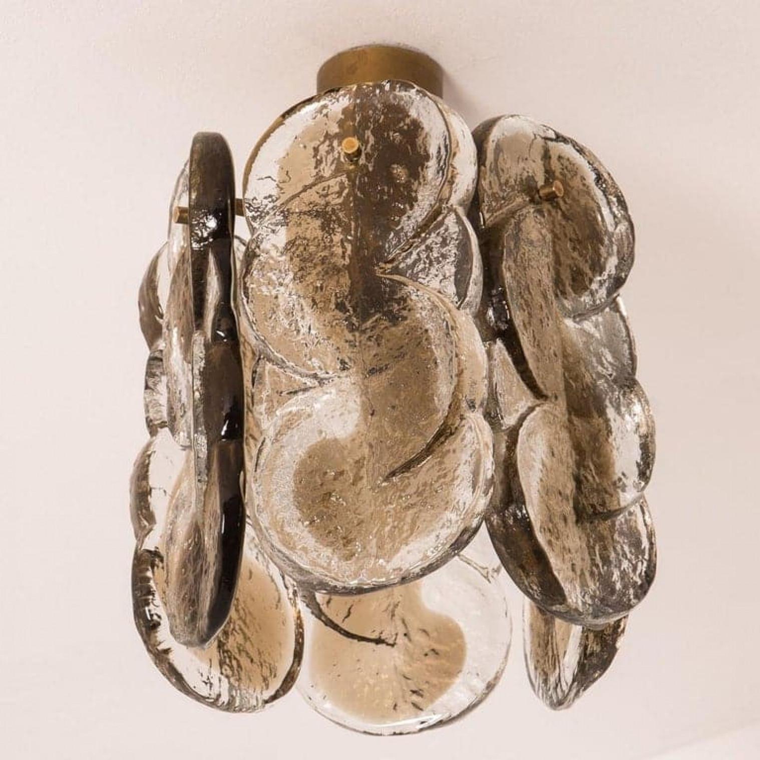 Altro Coppia di piccoli lampadari Kalmar in vetro fumé con volute di agrumi, Austria, anni '60 in vendita