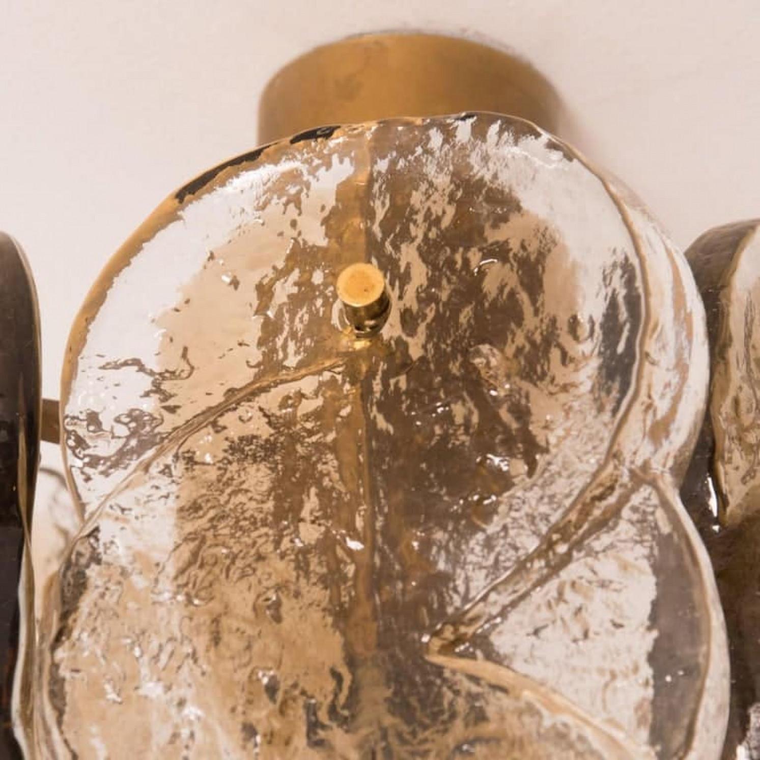 Metà XX secolo Coppia di piccoli lampadari Kalmar in vetro fumé con volute di agrumi, Austria, anni '60 in vendita