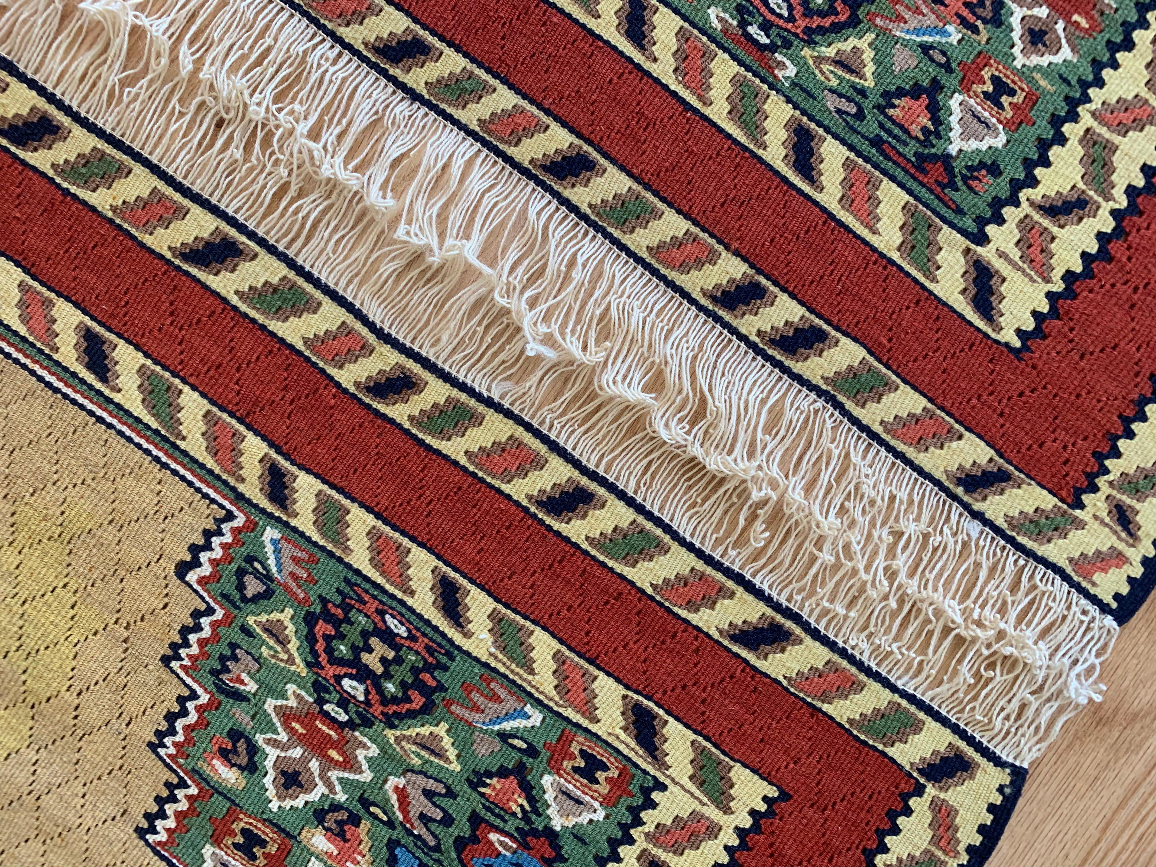 Pareja de pequeñas alfombras kilim Tejidas a mano Alfombras geométricas orientales en venta 5