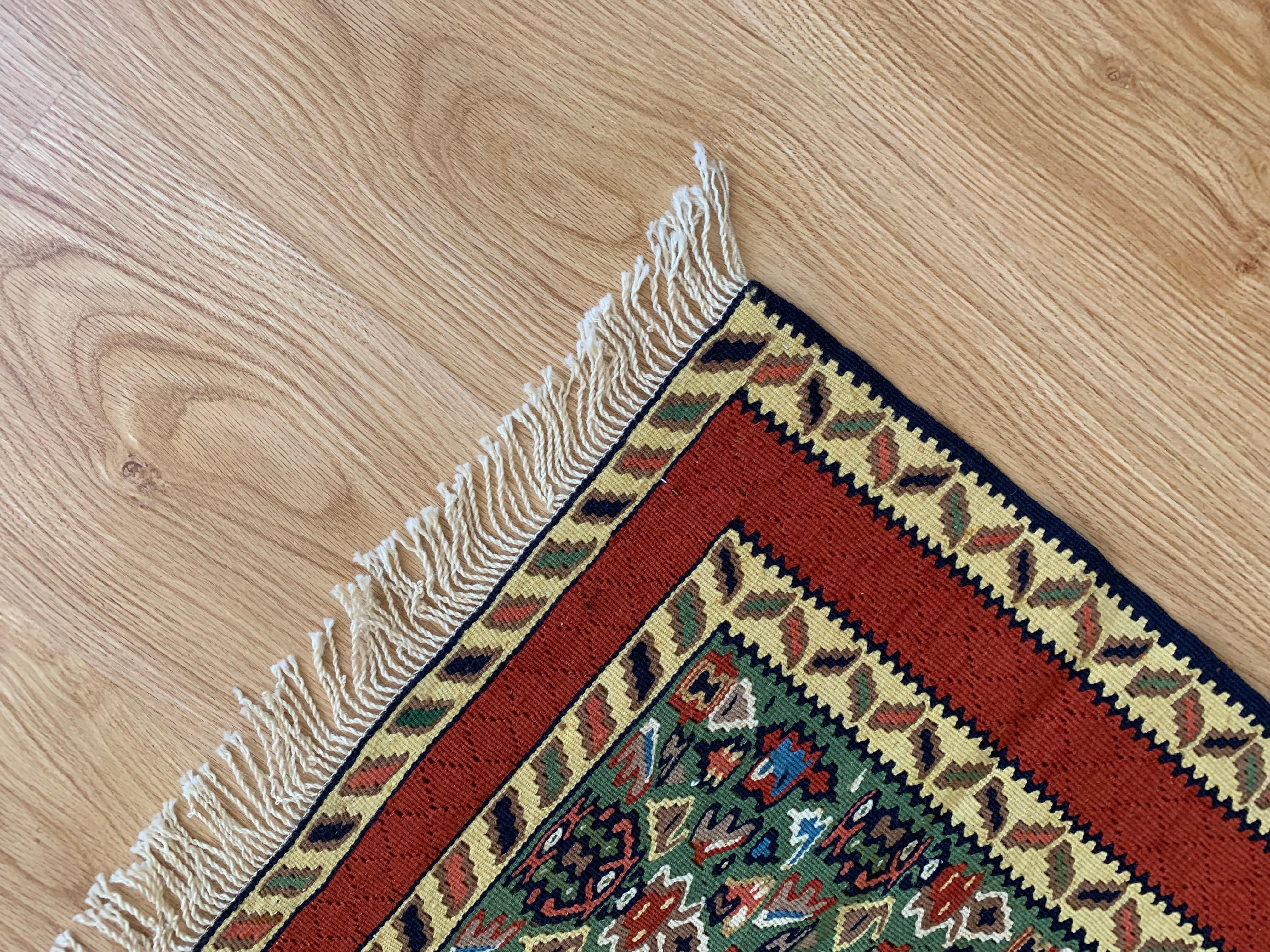 Pareja de pequeñas alfombras kilim Tejidas a mano Alfombras geométricas orientales en venta 8