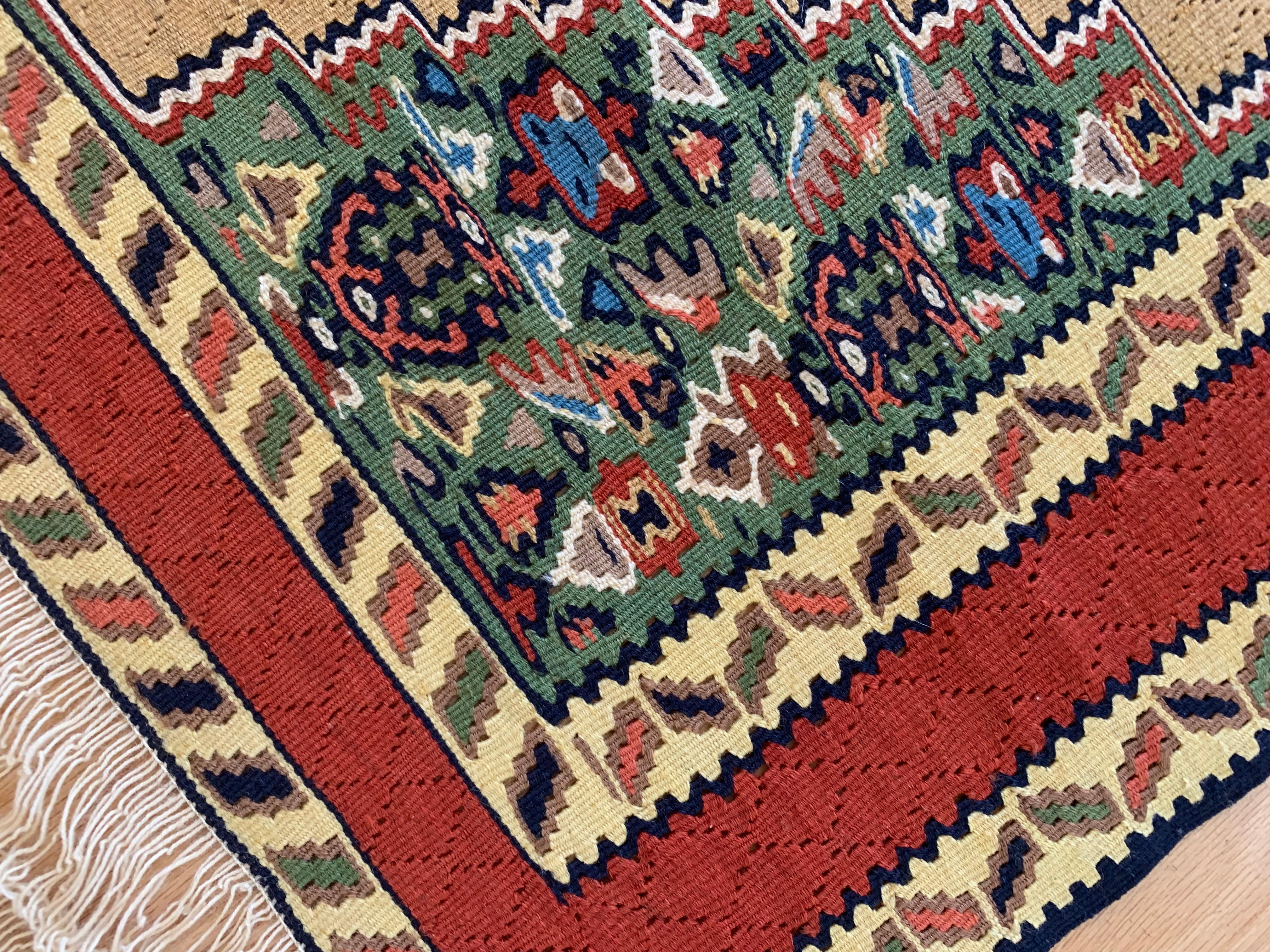 Pareja de pequeñas alfombras kilim Tejidas a mano Alfombras geométricas orientales en venta 12