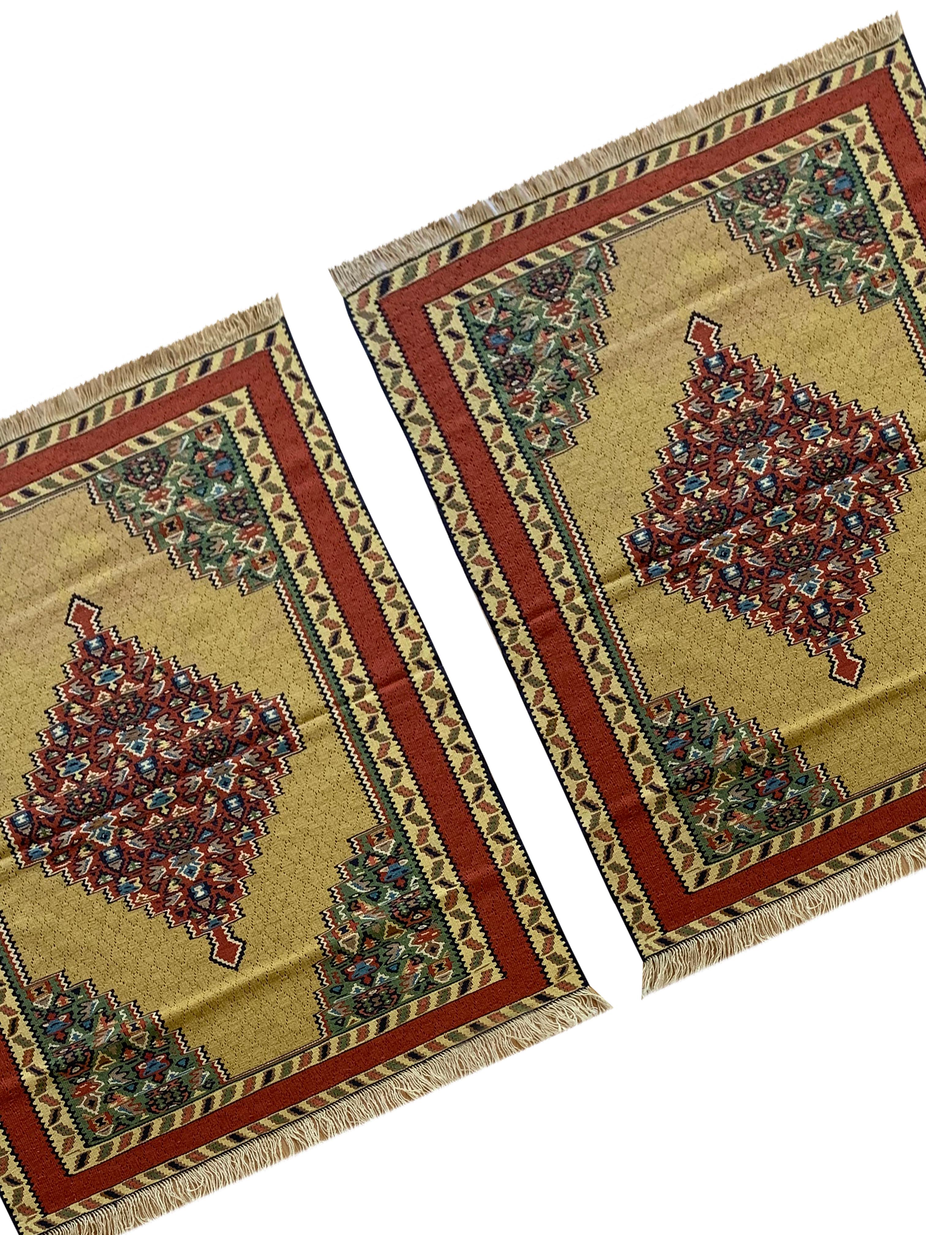 Pareja de pequeñas alfombras kilim Tejidas a mano Alfombras geométricas orientales Anudado a mano en venta