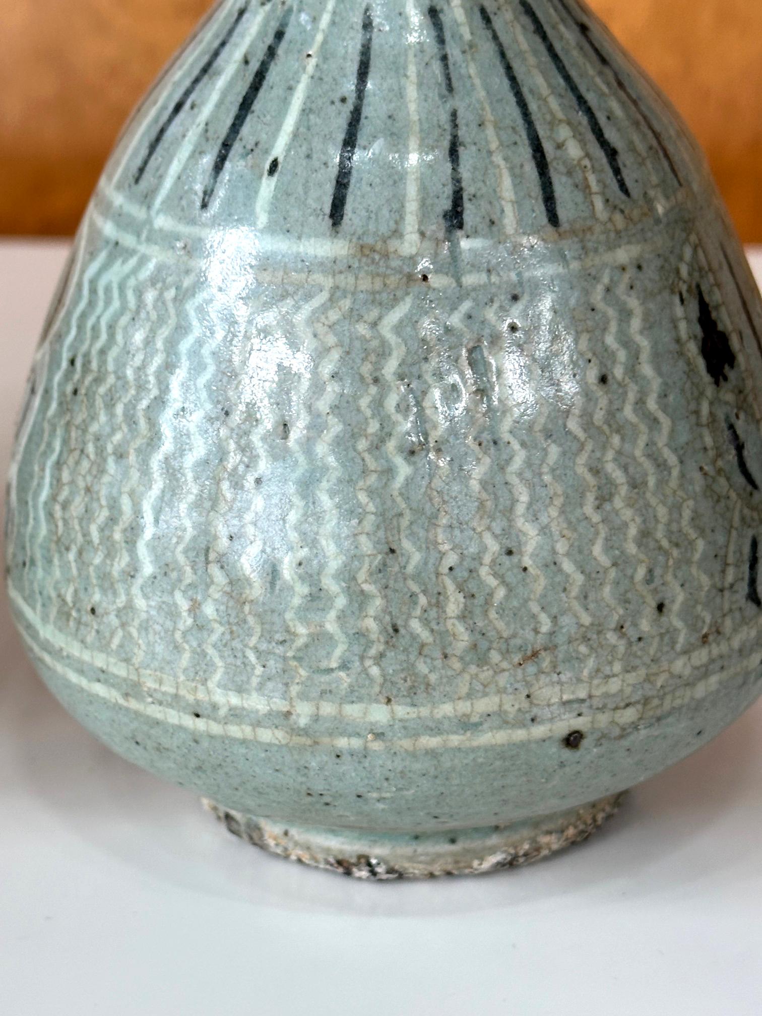 Paar kleine koreanische Vasen mit Celadon-Intarsien aus der Goryeo Dynasty im Angebot 4