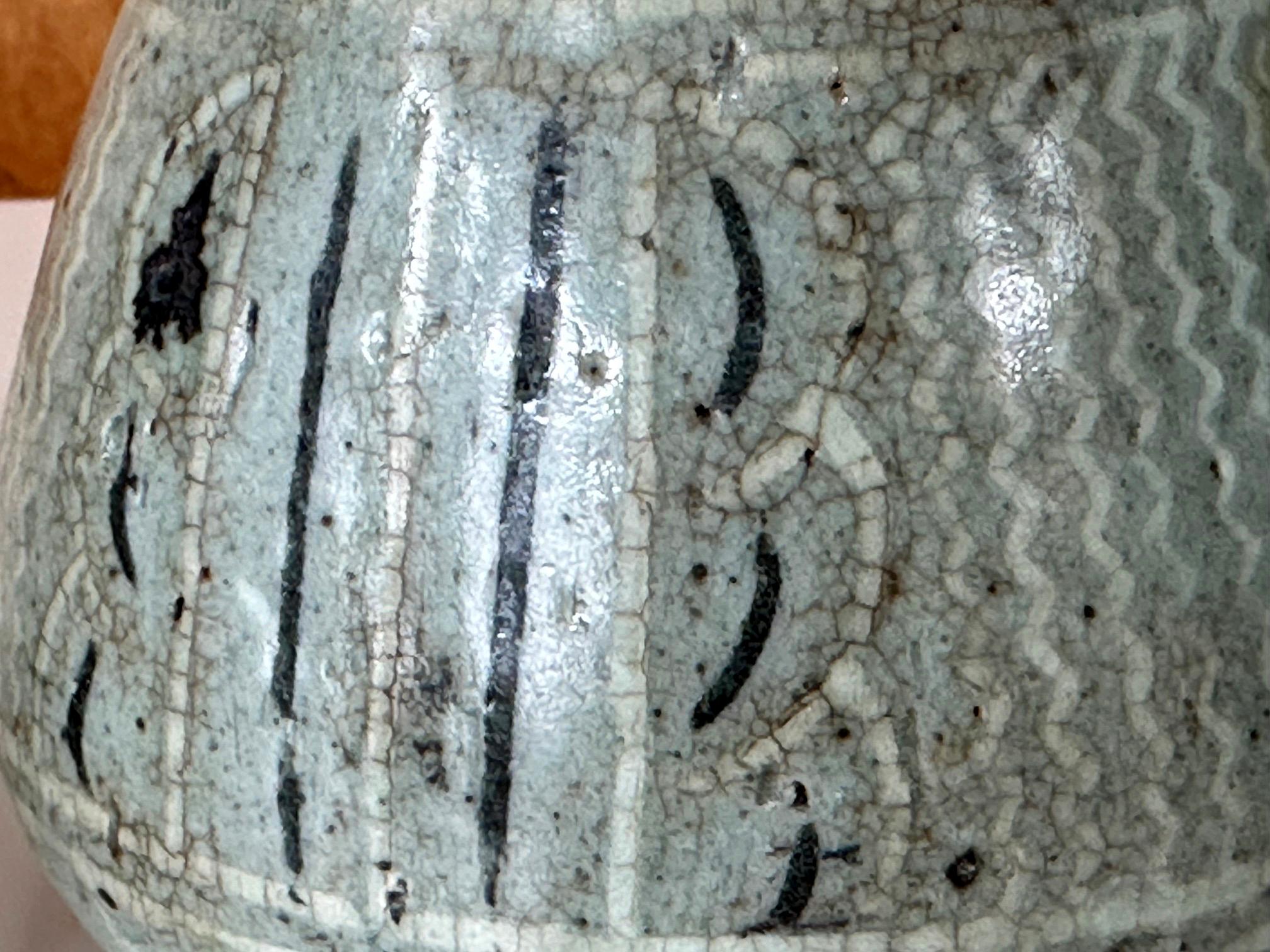 Paar kleine koreanische Vasen mit Celadon-Intarsien aus der Goryeo Dynasty im Angebot 9