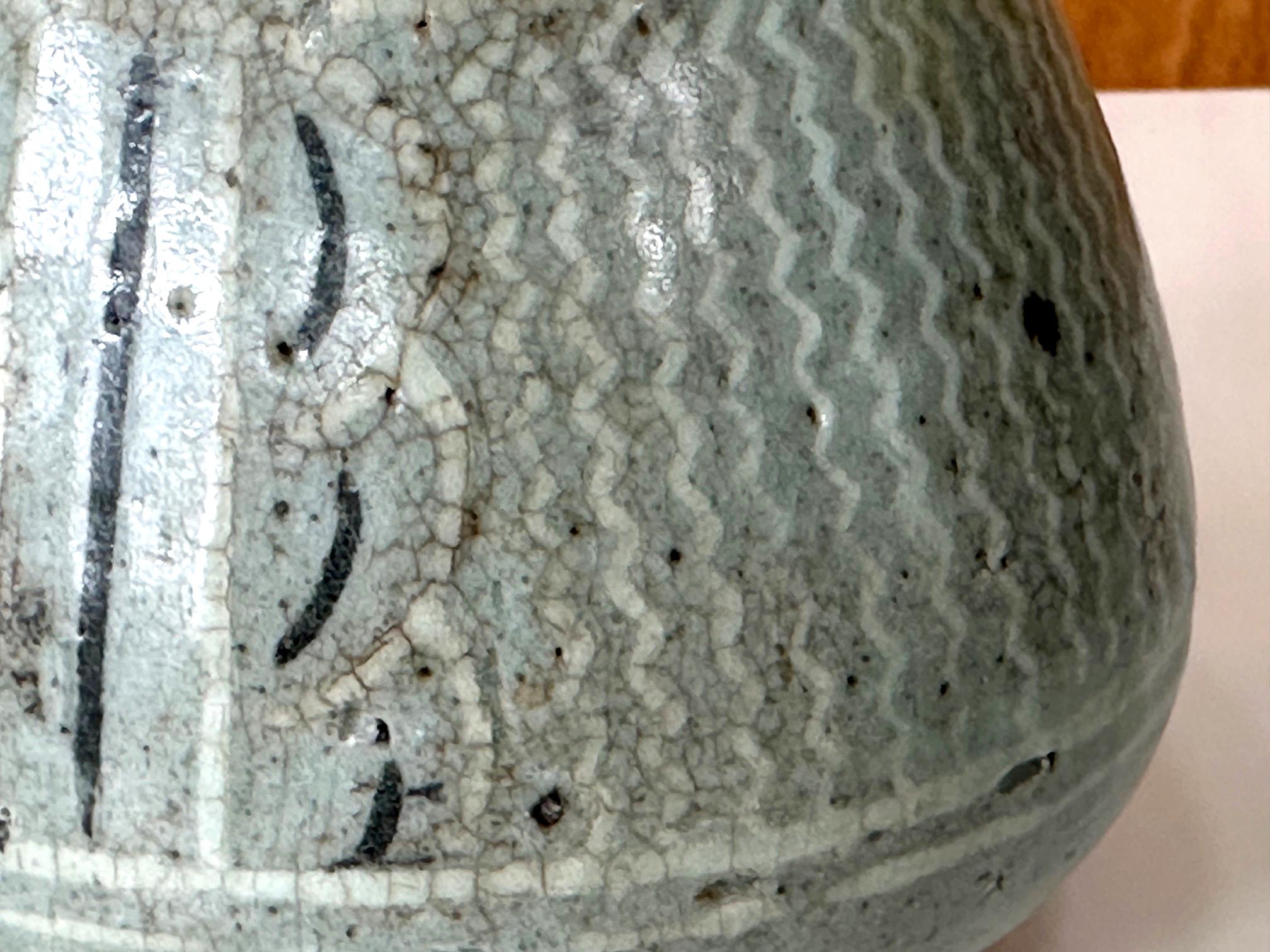 Paar kleine koreanische Vasen mit Celadon-Intarsien aus der Goryeo Dynasty im Angebot 10