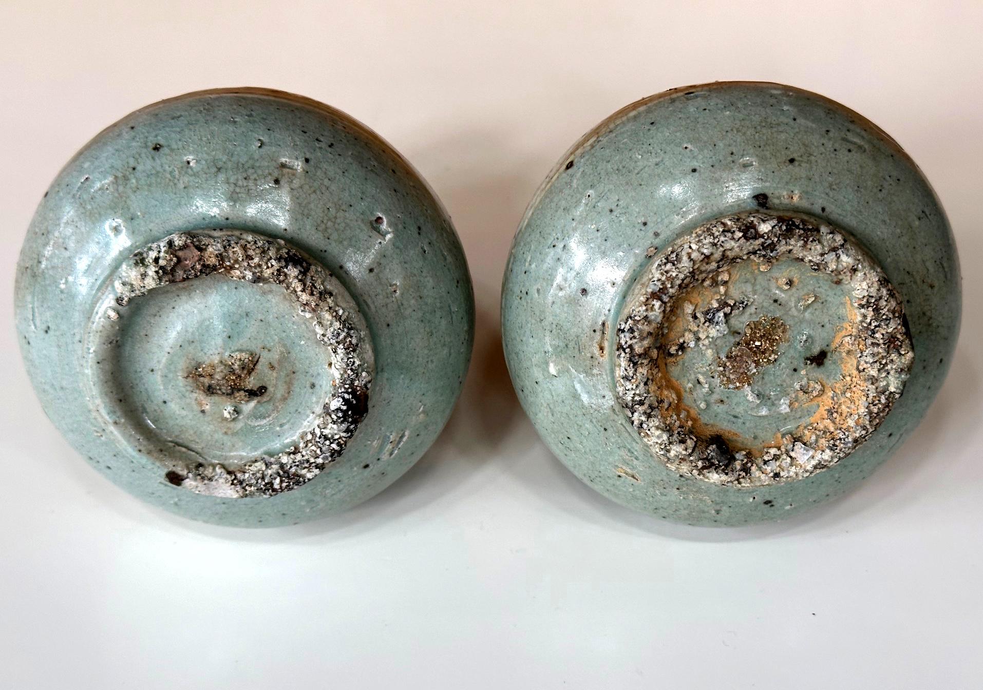 Paar kleine koreanische Vasen mit Celadon-Intarsien aus der Goryeo Dynasty (Keramik) im Angebot