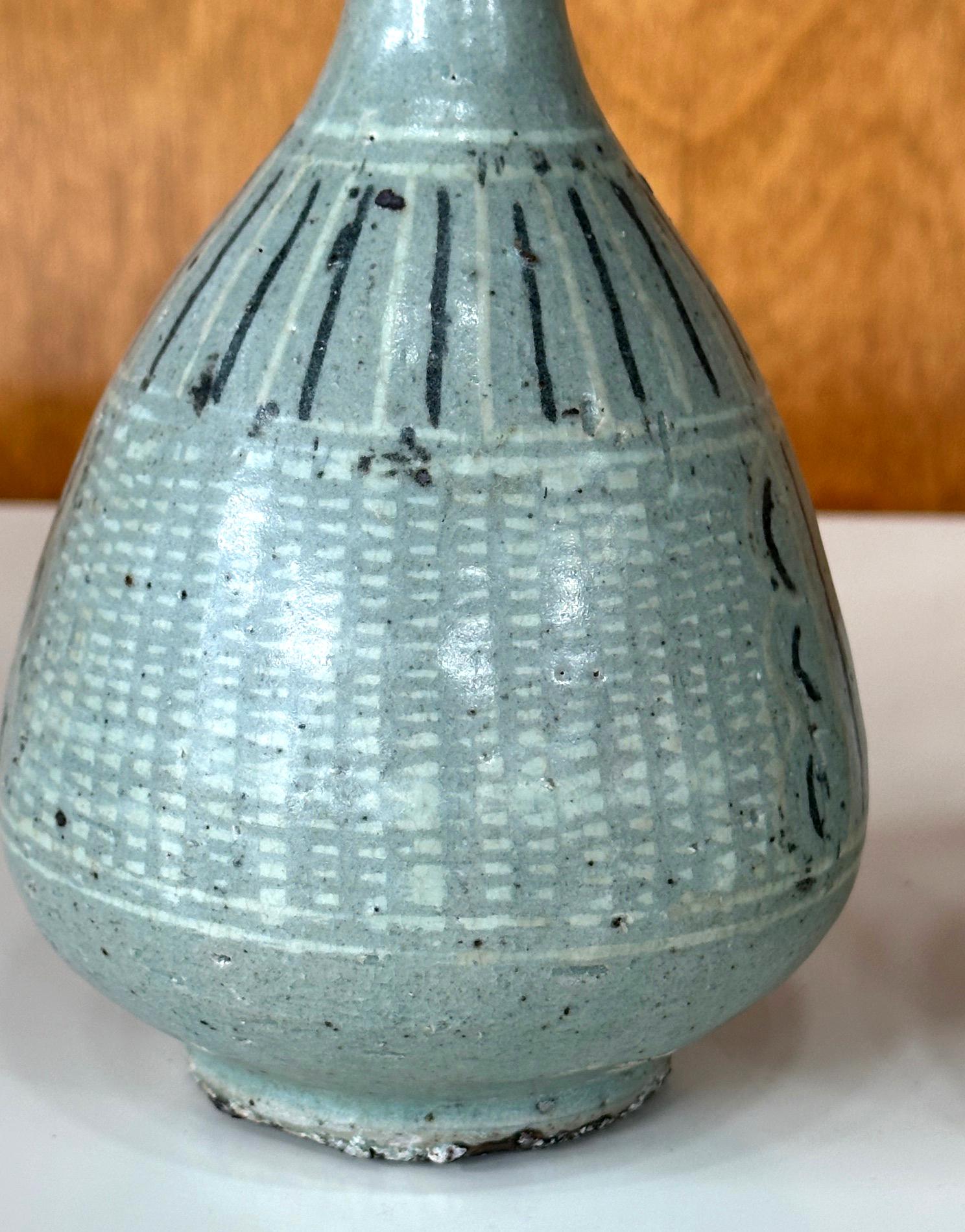 Paar kleine koreanische Vasen mit Celadon-Intarsien aus der Goryeo Dynasty im Angebot 1